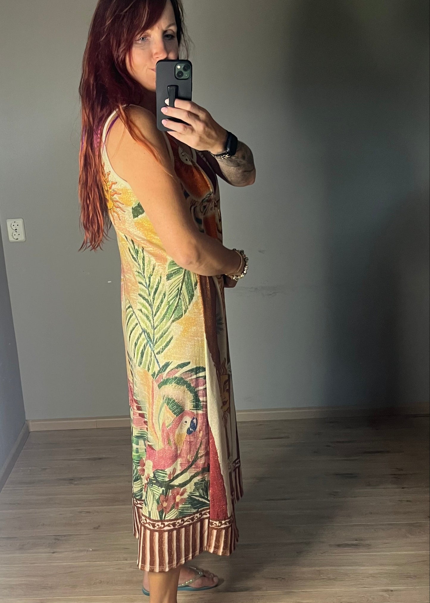 Schitterende lurex jurk met een glossy sun print. Shine op elke gelegenheid met glansjurk draagbaar tot ruim 44
