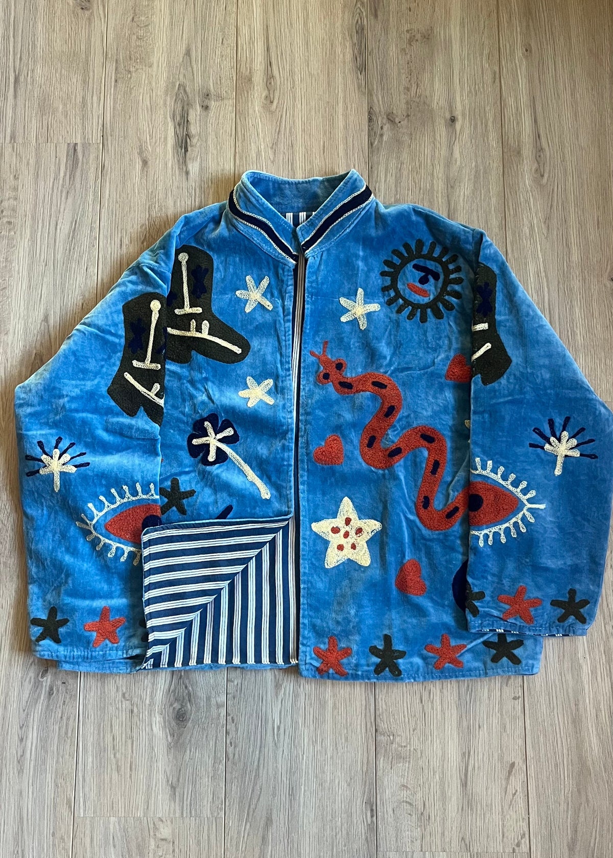 Handgemaakte velvet Suzani jacket uit India met kleurrijk borduurwerk in lichtblauw met gave print