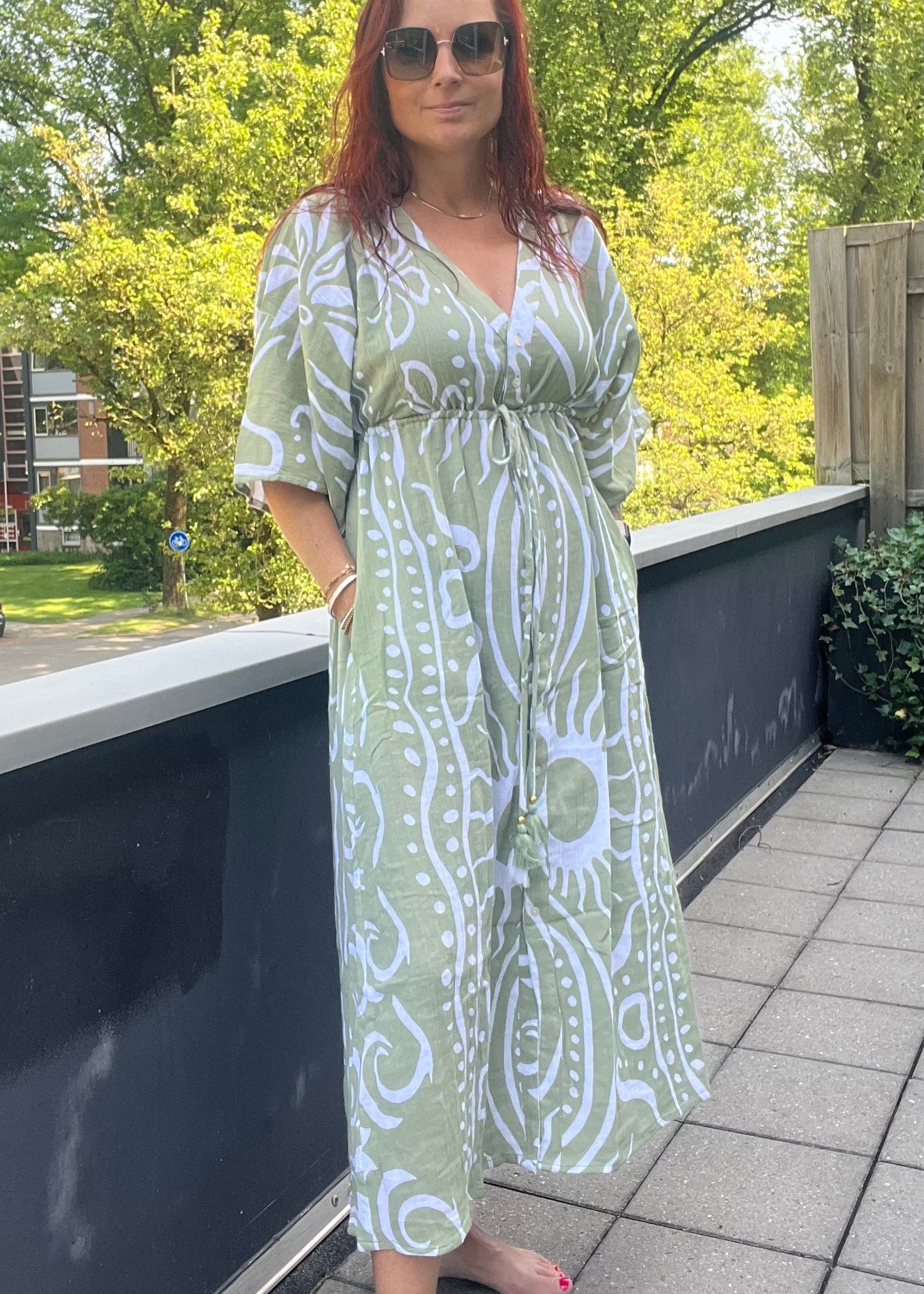 Luchtige katoenen maxi jurk met print voor dames in groen, beige en zwart | Piek Fashion
