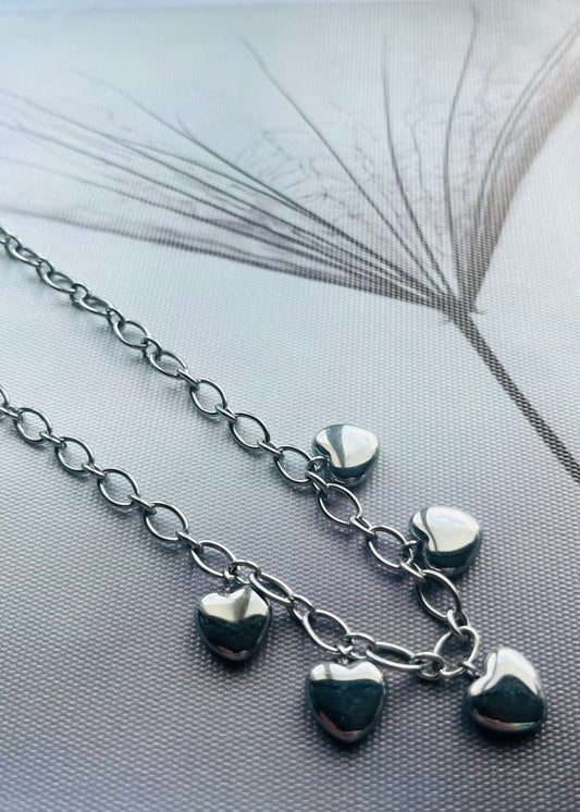 Stainless steel damesketting met hippe bedels. Verkleurt niet, waterproof en trendy voor elke outfit.
