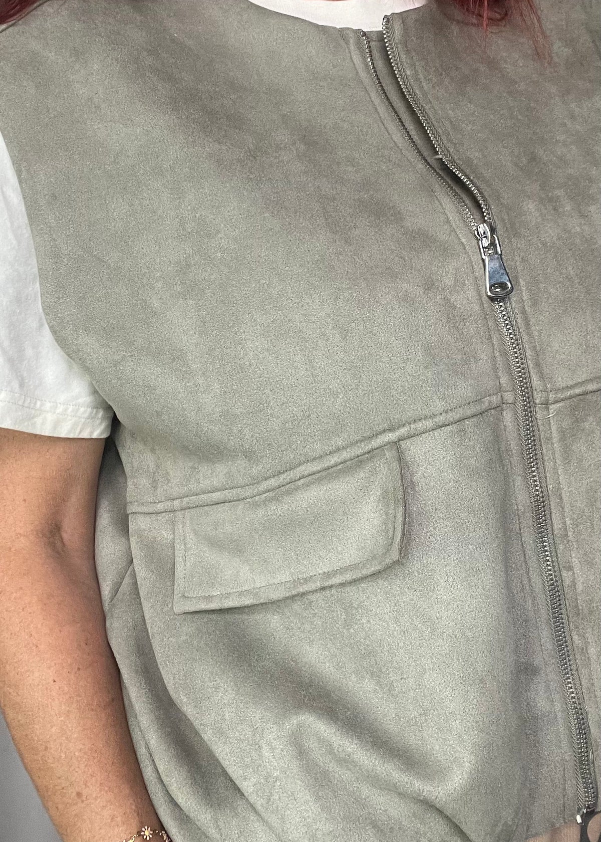 Olijfgroen dames gilet van zachte suède look stof met rits en zakken