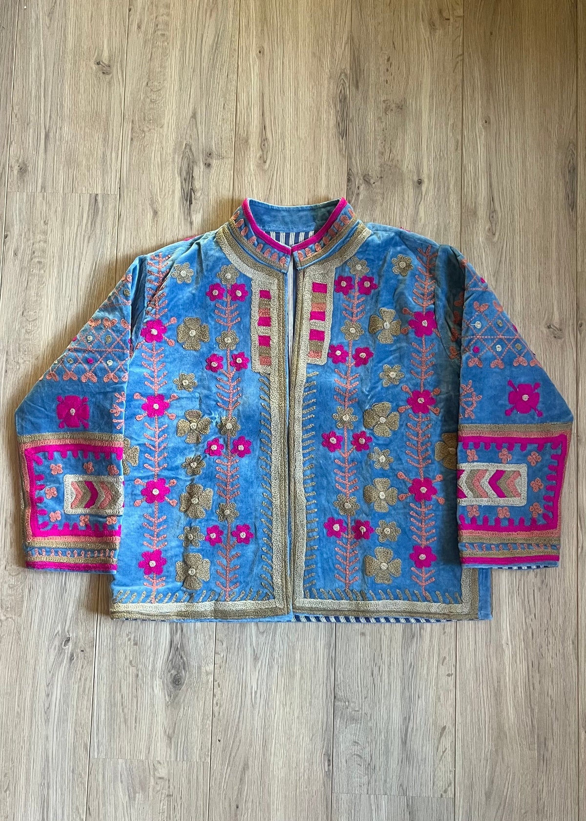 Handgemaakte velvet Suzani jacket uit India met kleurrijk roze beige borduurwerk in lichtblauw.