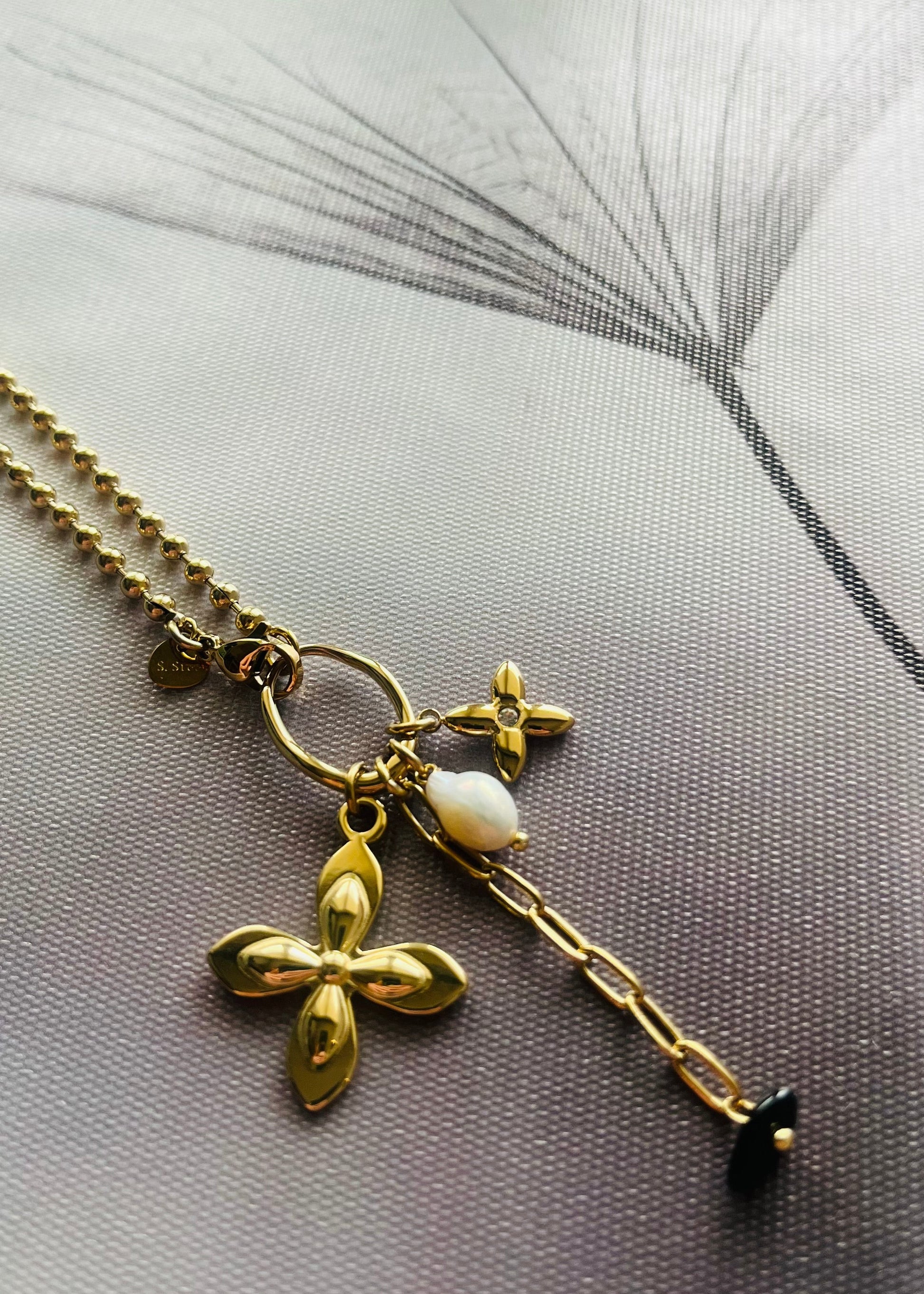 Stainless steel damesketting met hippe bedels. Verkleurt niet, waterproof en trendy voor elke outfit