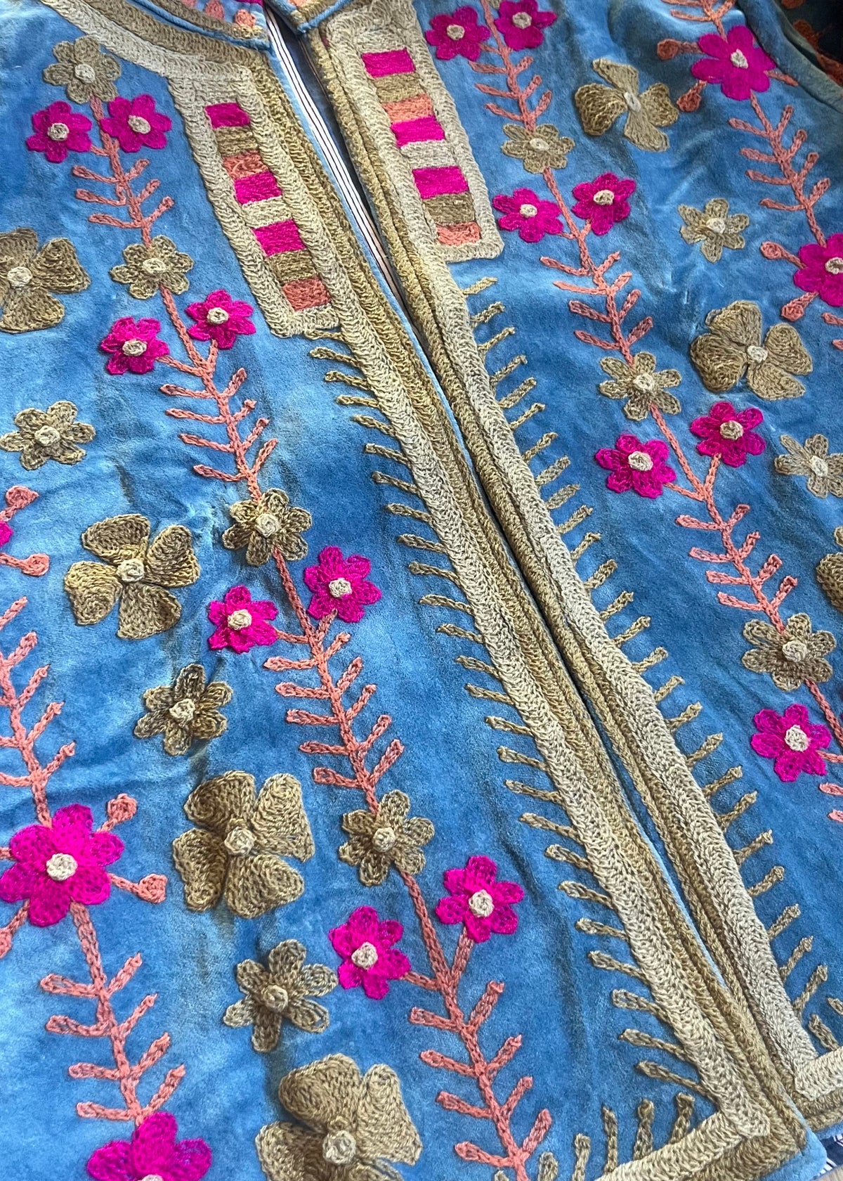 Handgemaakte velvet Suzani jacket uit India met kleurrijk roze beige borduurwerk in lichtblauw.