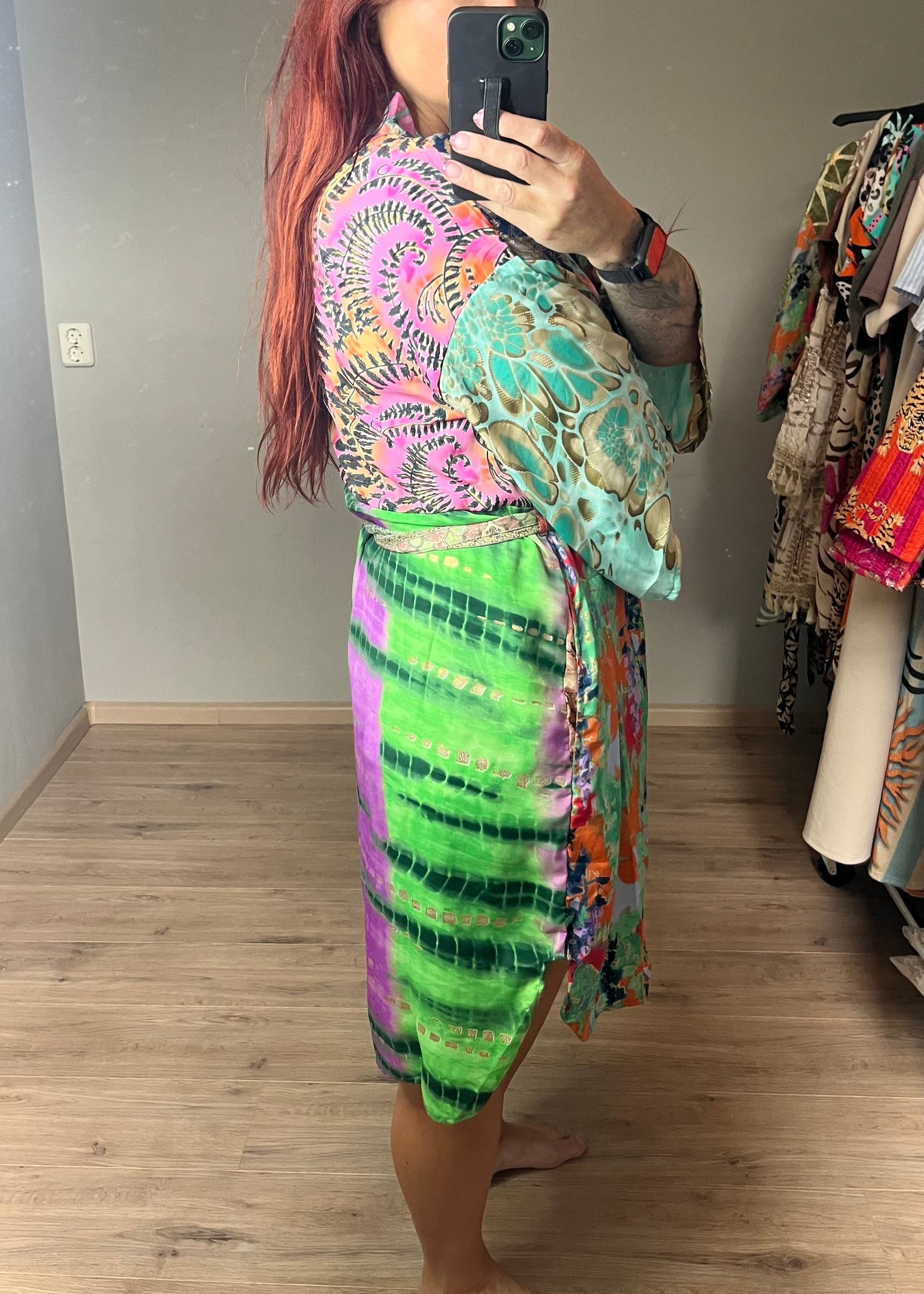 Gave kimono uit Inda in Ibiza stijl van zijde met centuur en steekzakken. Diverse hippe en trendt prints. Elke is uniek.
