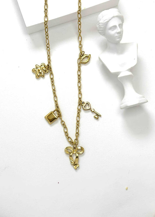 Stainless steel damesketting met hippe bedels zoals een sleutel, slotje en strikje. Verkleurt niet, waterproof en trendy voor elke outfit.