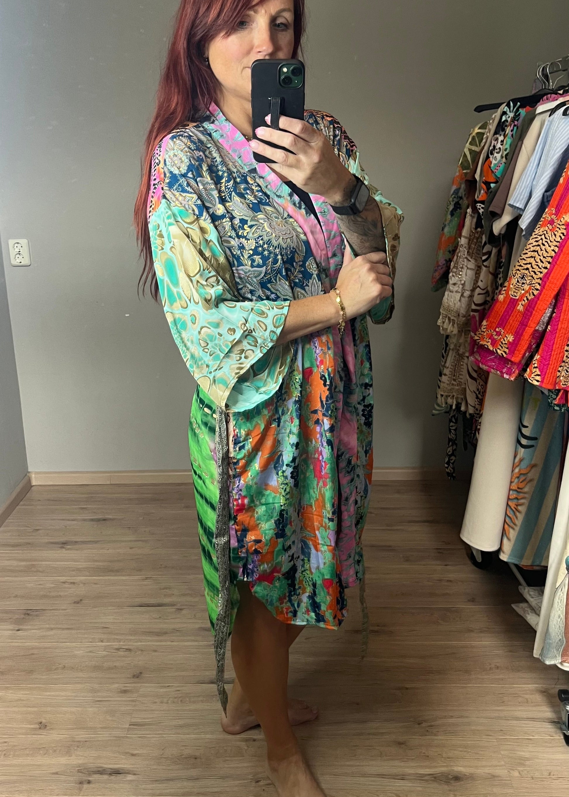 Gave kimono uit Inda in Ibiza stijl van zijde met centuur en steekzakken. Diverse hippe en trendt prints. Elke is uniek.