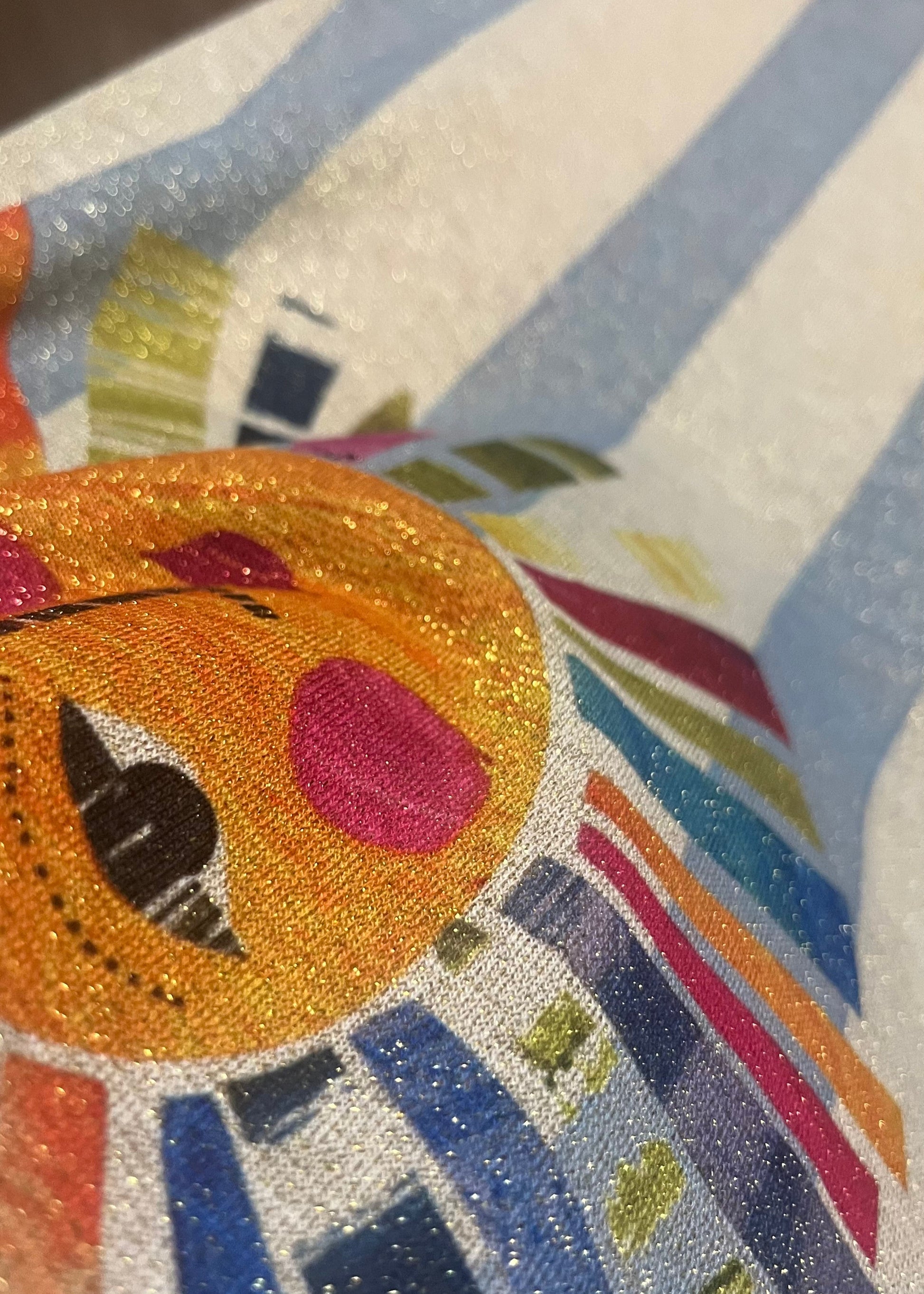 Schitterende lurex jurk met een zonnige print.