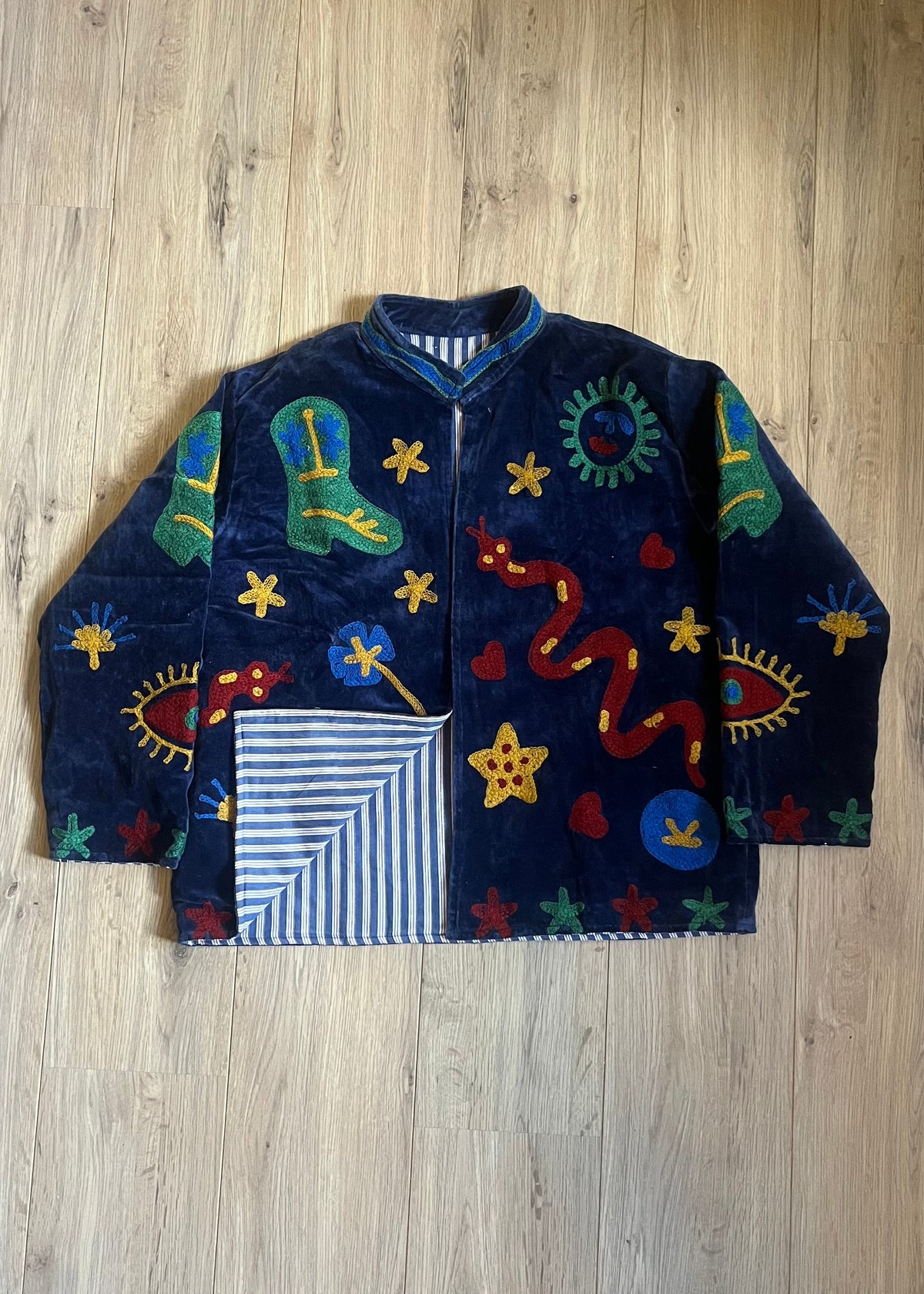 Handgemaakte velvet Suzani jacket uit India met kleurrijk borduurwerk in een schitterende donkerblauwe kleur.