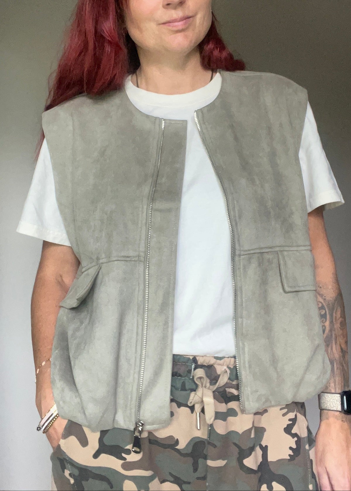 Olijfgroen dames gilet van zachte suède look stof met rits en zakken
