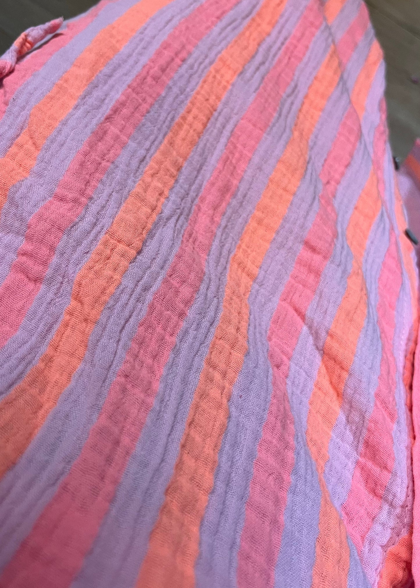 Maxi jurk van mousseline katoen in leuke zomerse felle kleurcomibinatie. Helemaal in de Ibiza vibe, doorknoopmodel met riempje. In 3 maten.