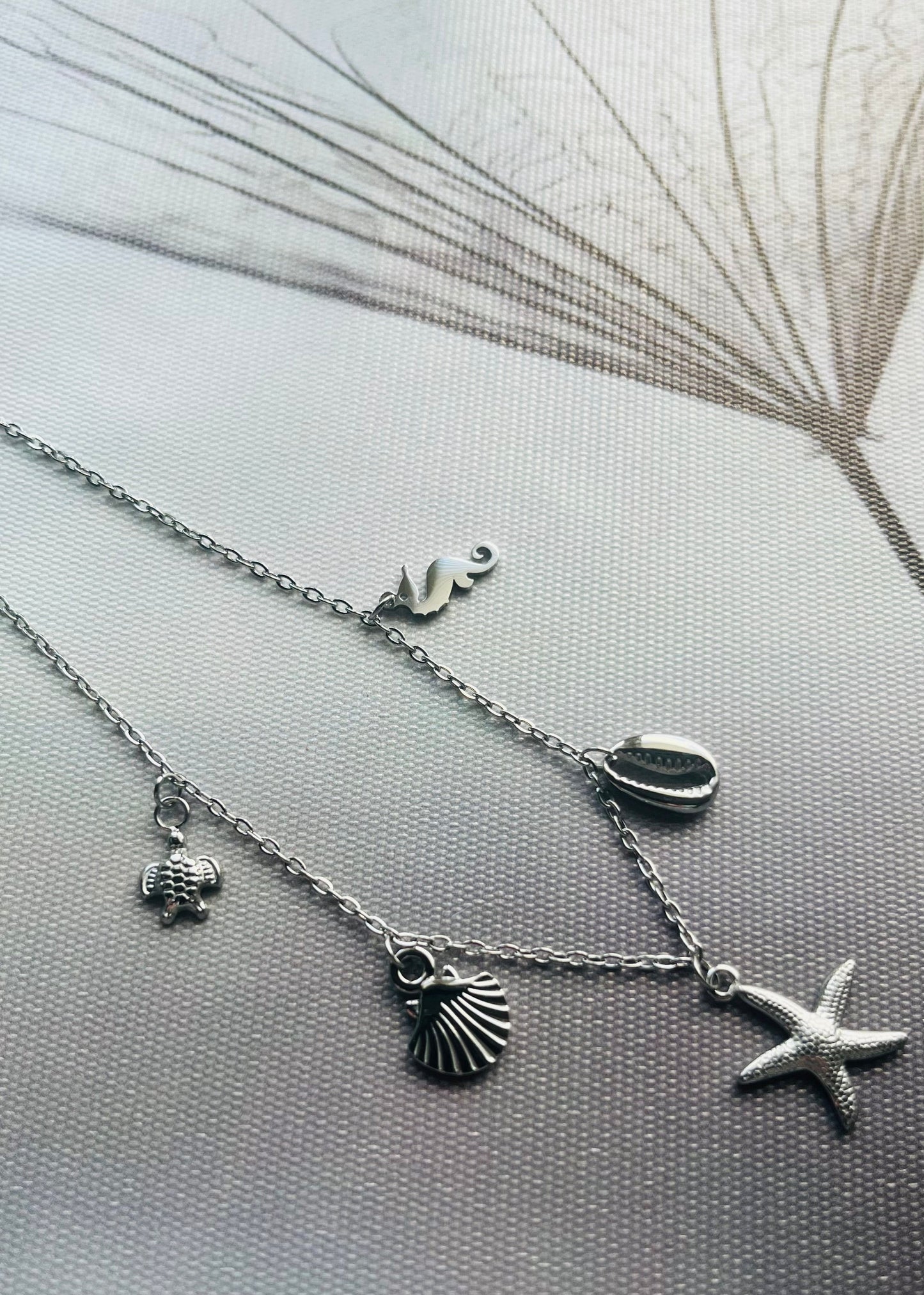 Stainless steel damesketting met beach bedels – schelpen, zeesterren, schildpadjes & meer. Verkleurt niet, waterproof, zomers & trendy.