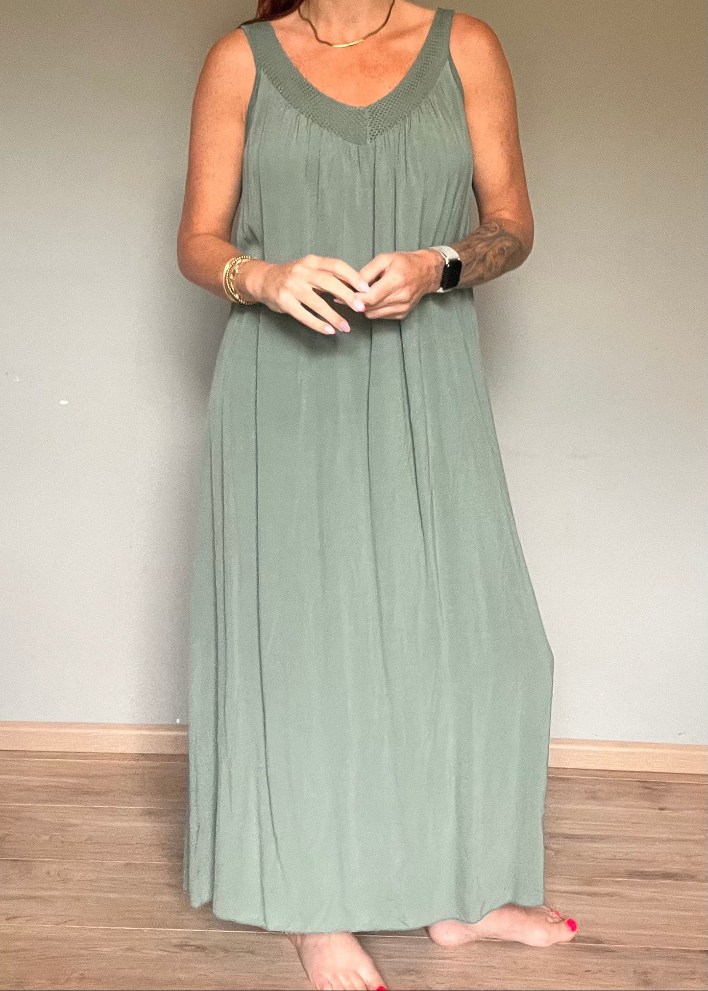Luchtige viscose damesjurk met soepelvallende pasvorm en afgewerkt decolleté in zwart, roze, taupe en kaki van Piek Fashion