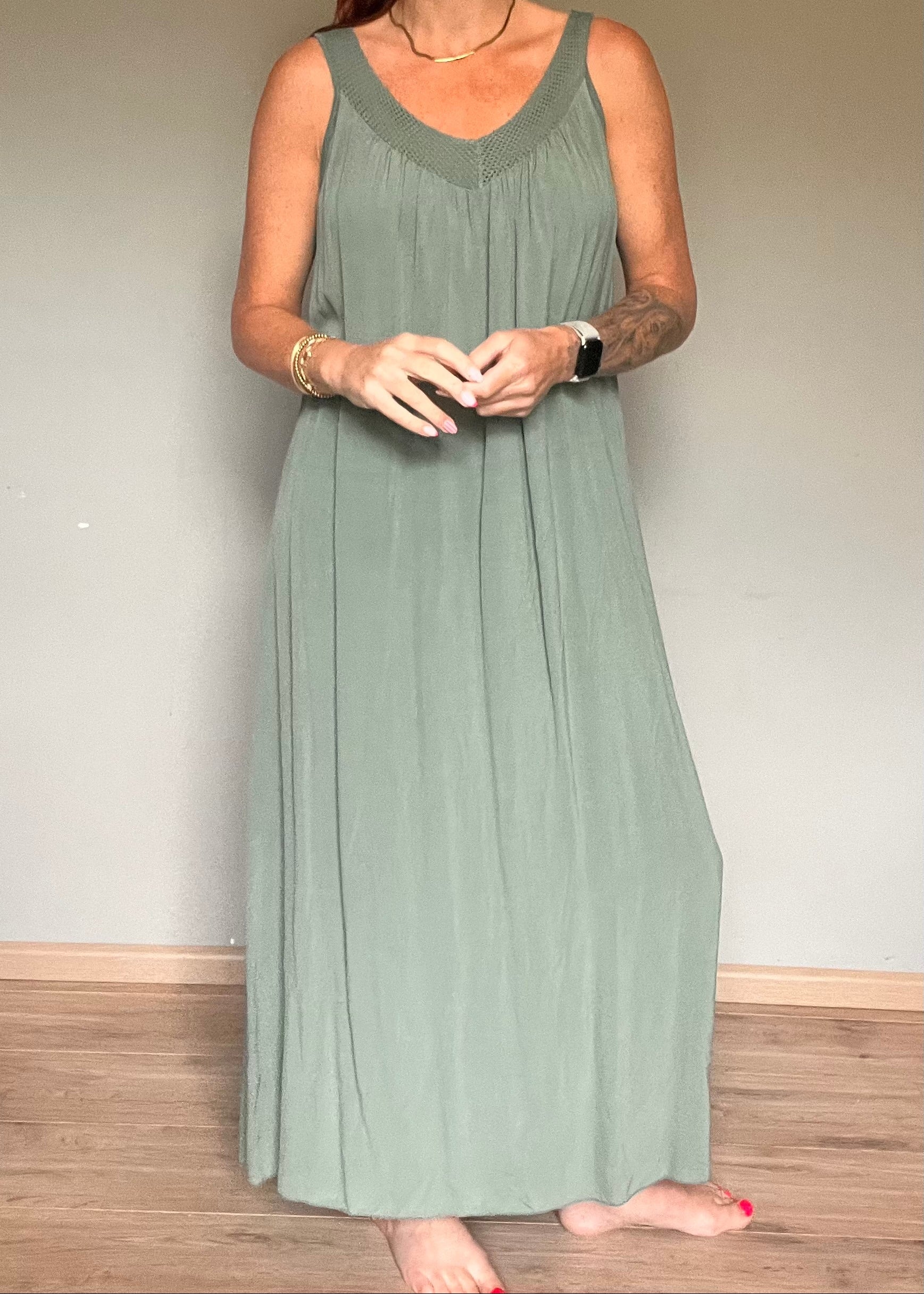 Luchtige viscose damesjurk met soepelvallende pasvorm en afgewerkt decolleté in zwart, roze, taupe en kaki van Piek Fashion