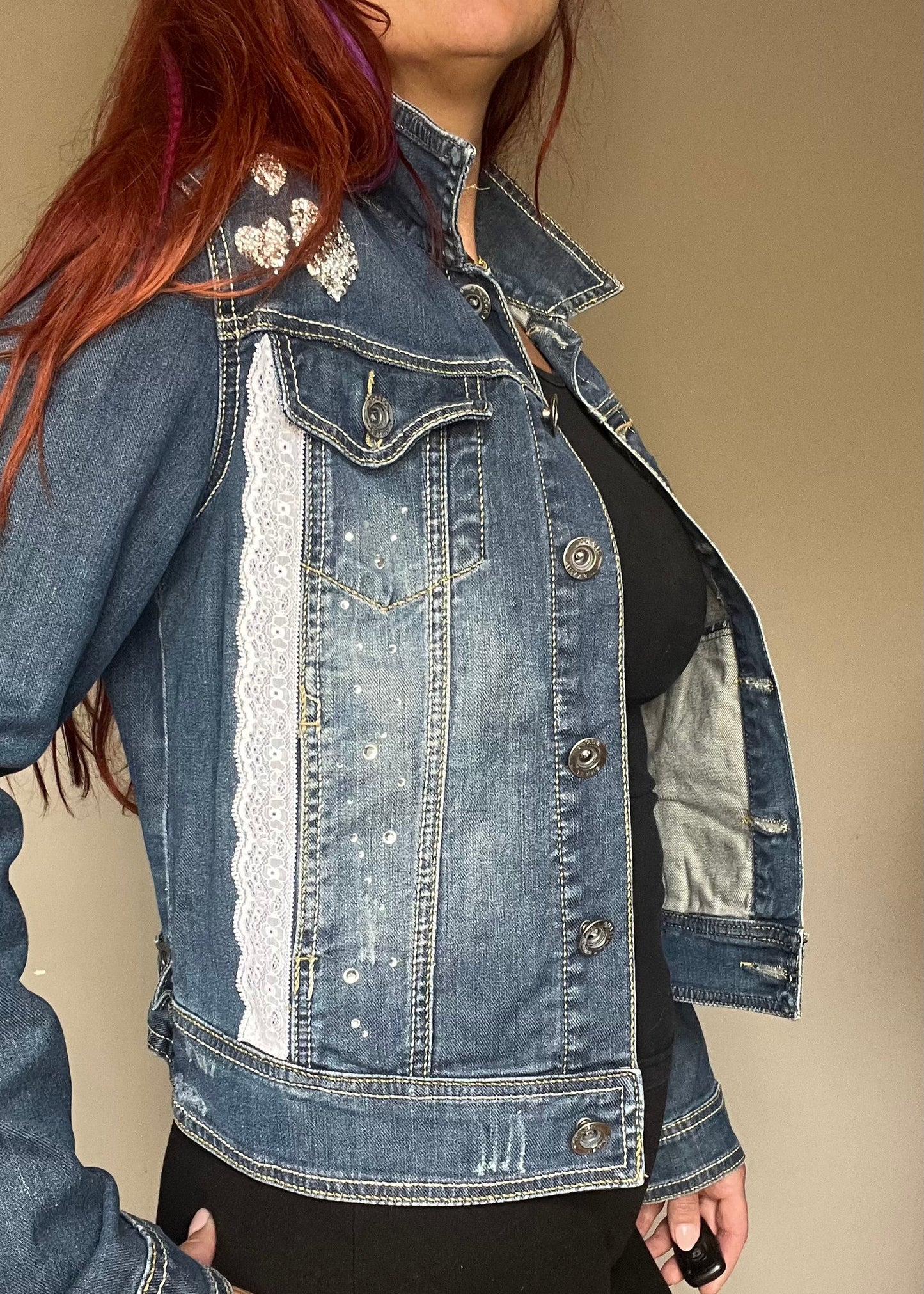 Uniek gepimpt vintage spijkerjasje van Piek Fashion, geüpcycled met creatieve details. Eén exemplaar beschikbaar.