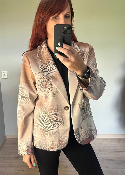 Blazer in suèdelook stof met opvallende print, licht getailleerd. One size tot maat 44.