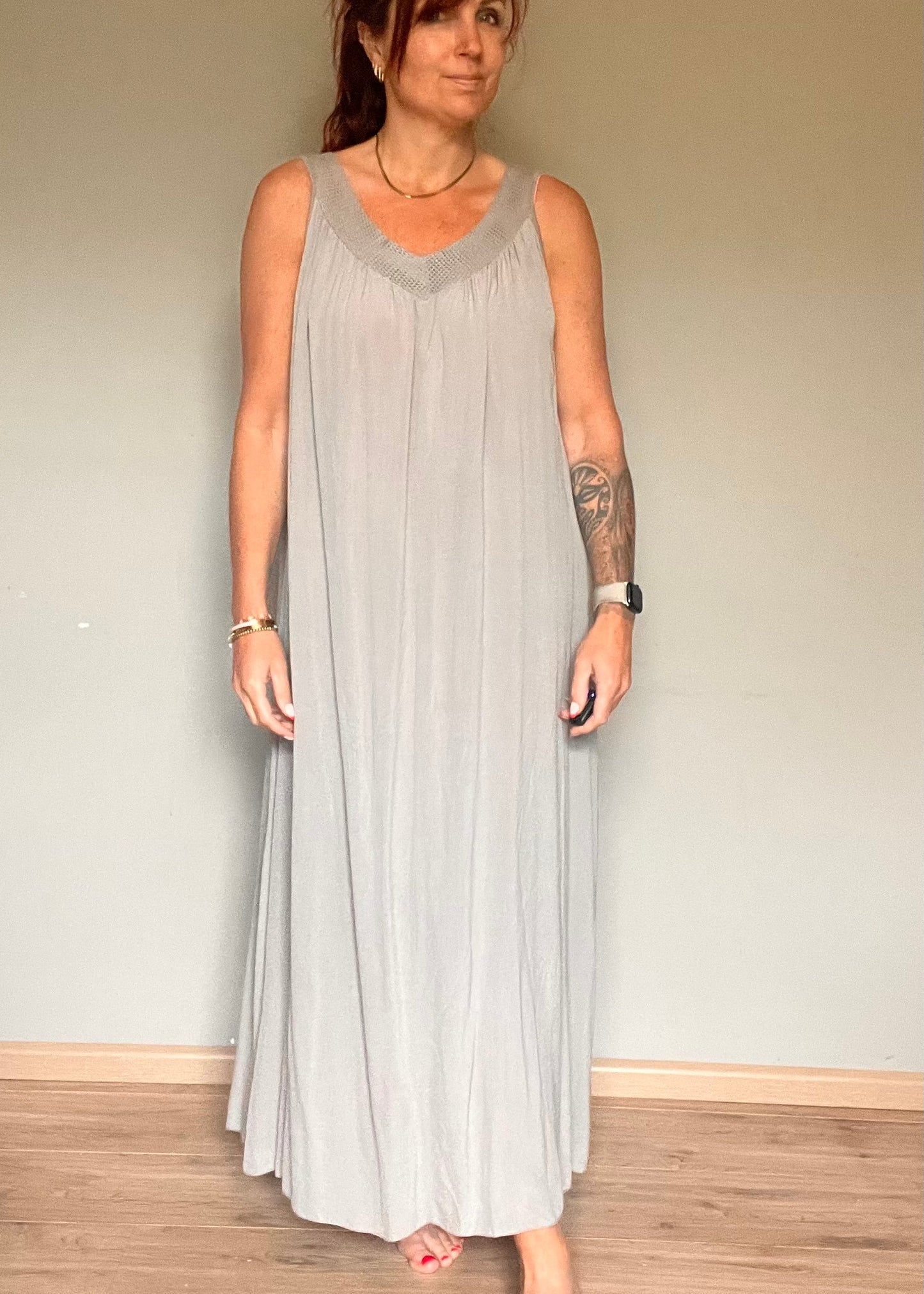 Luchtige viscose damesjurk met soepelvallende pasvorm en afgewerkt decolleté in zwart, roze, taupe en kaki van Piek Fashion