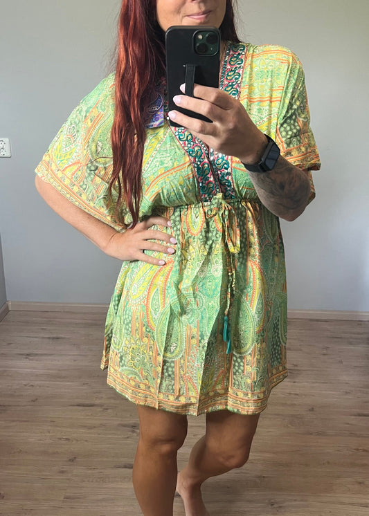 Kleurrijk kort damesjurkje van zijde en viscose. Zomers, luchtig en stijlvol met speelse print.