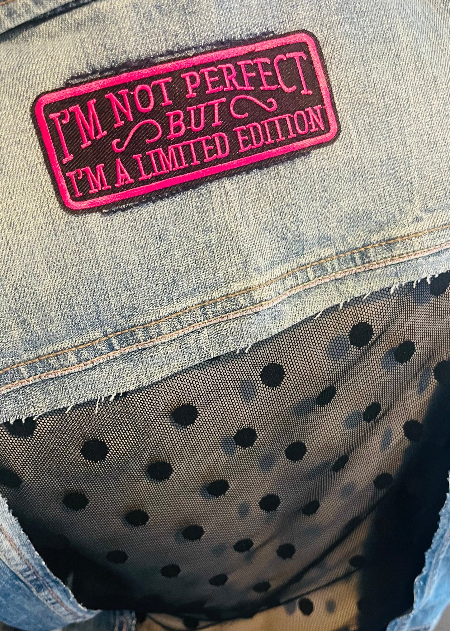 Uniek gepimpt vintage spijkerjasje van Piek Fashion, geüpcycled met creatieve details. Eén exemplaar beschikbaar.