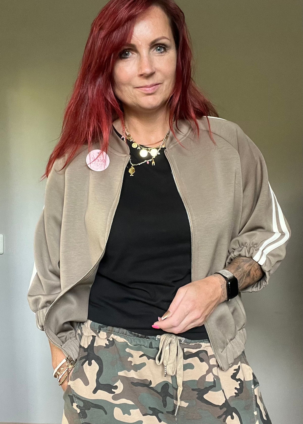 Taupe damesjasje met strepen en rits