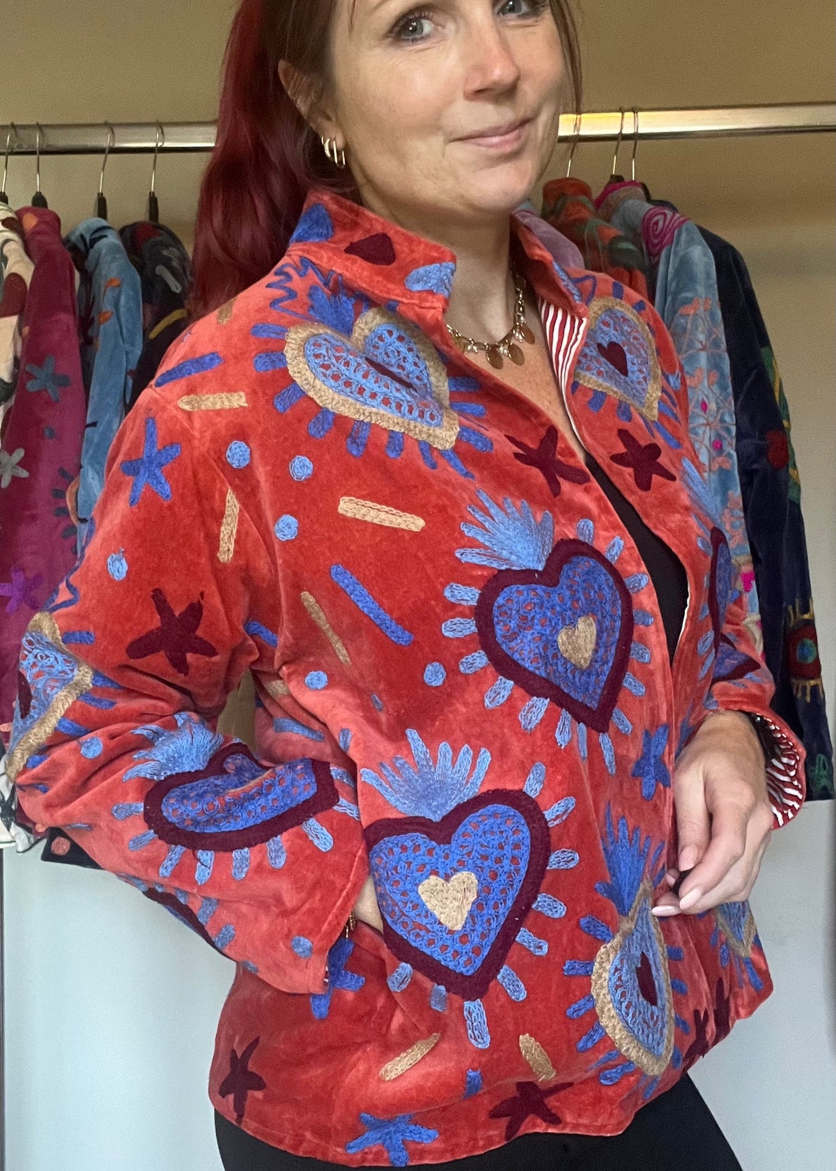 Handgemaakte velvet Suzani jacket uit India met kleurrijk borduurwerk in terracotta met blauw.