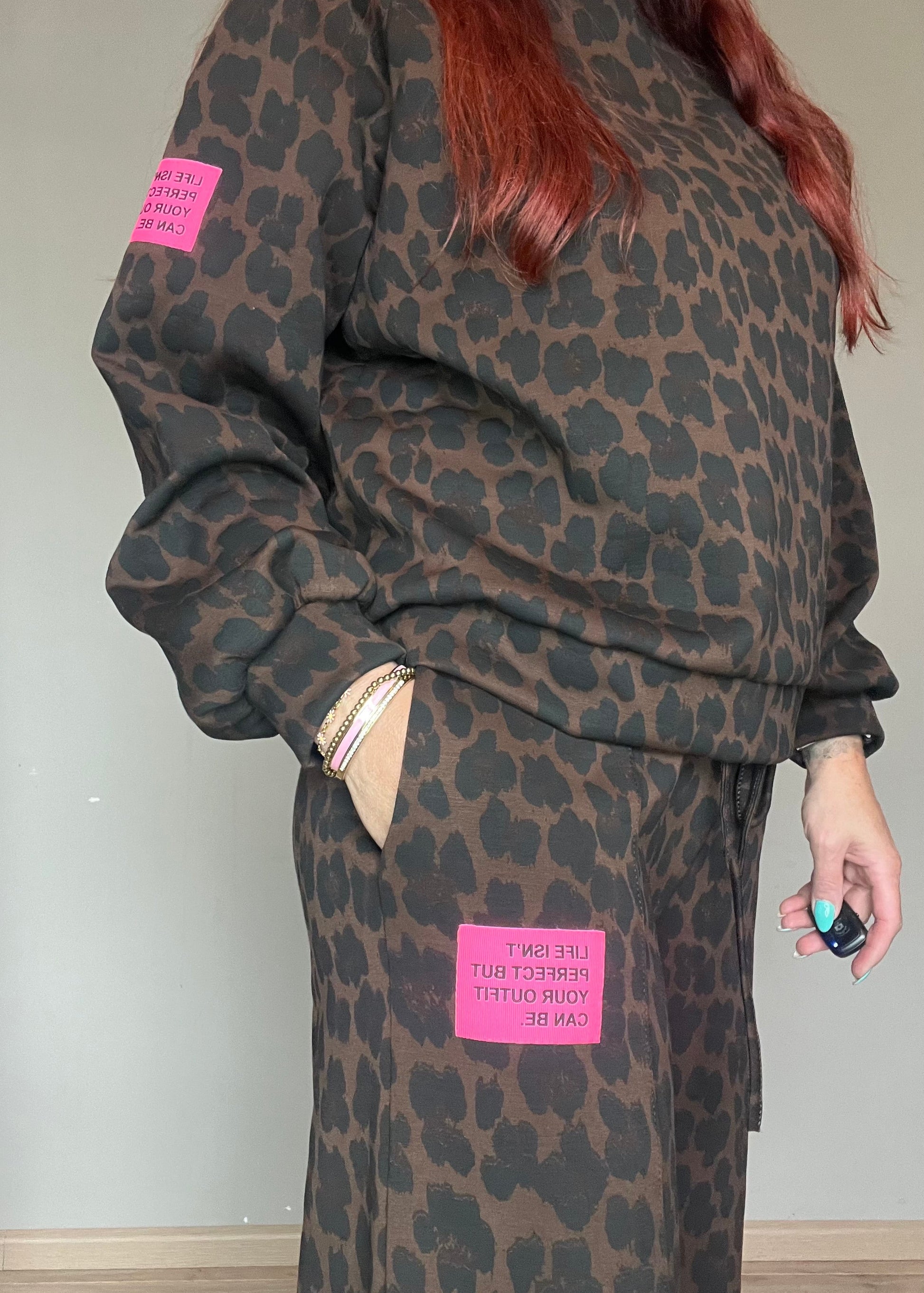 Dames panterprint comfyset met wijde broek en sweater in beige of choco van Piek Fashion