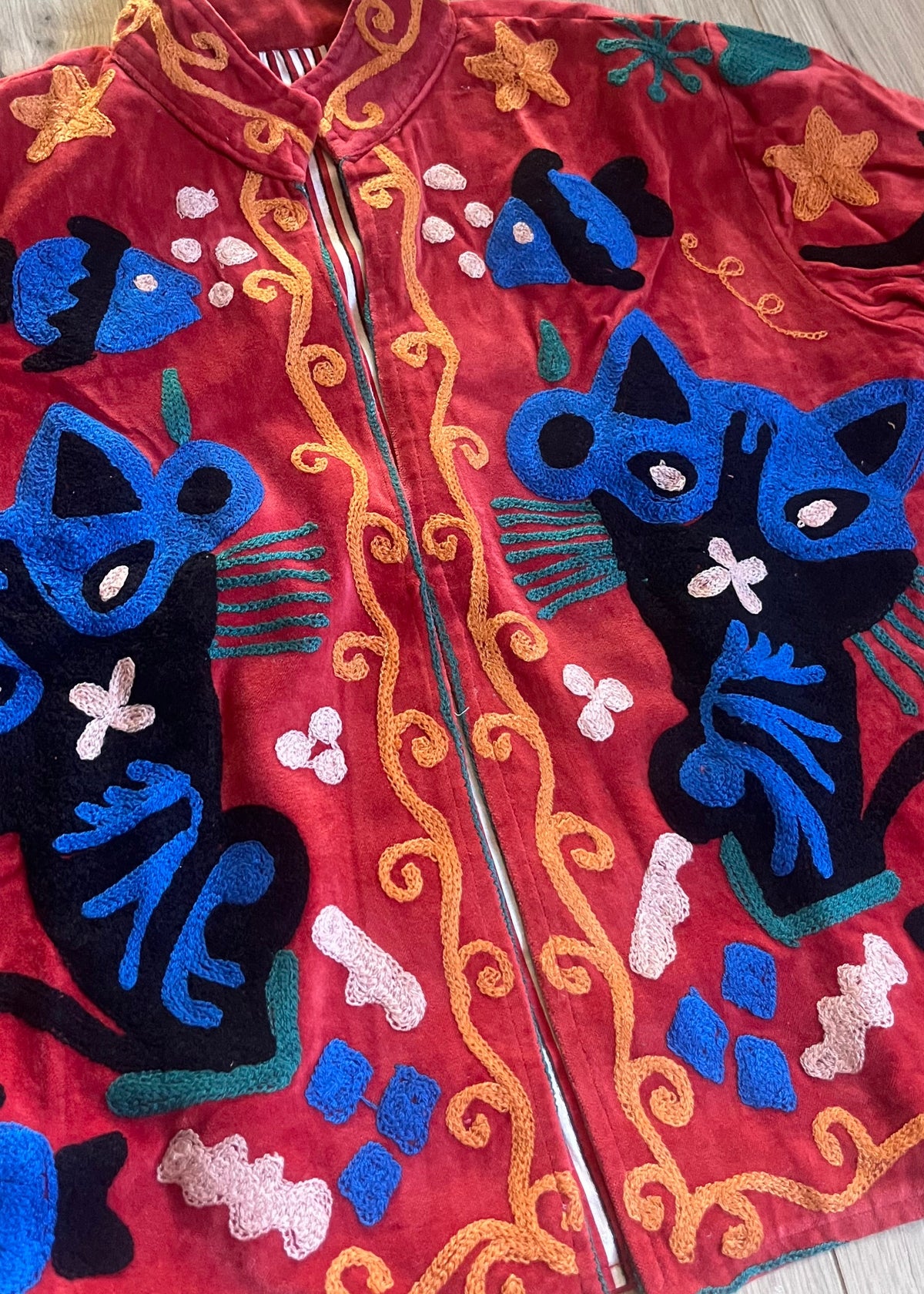 Handgemaakte velvet Suzani jacket uit India met kleurrijk borduurwerk in een mooie rode kleur met kattenprint