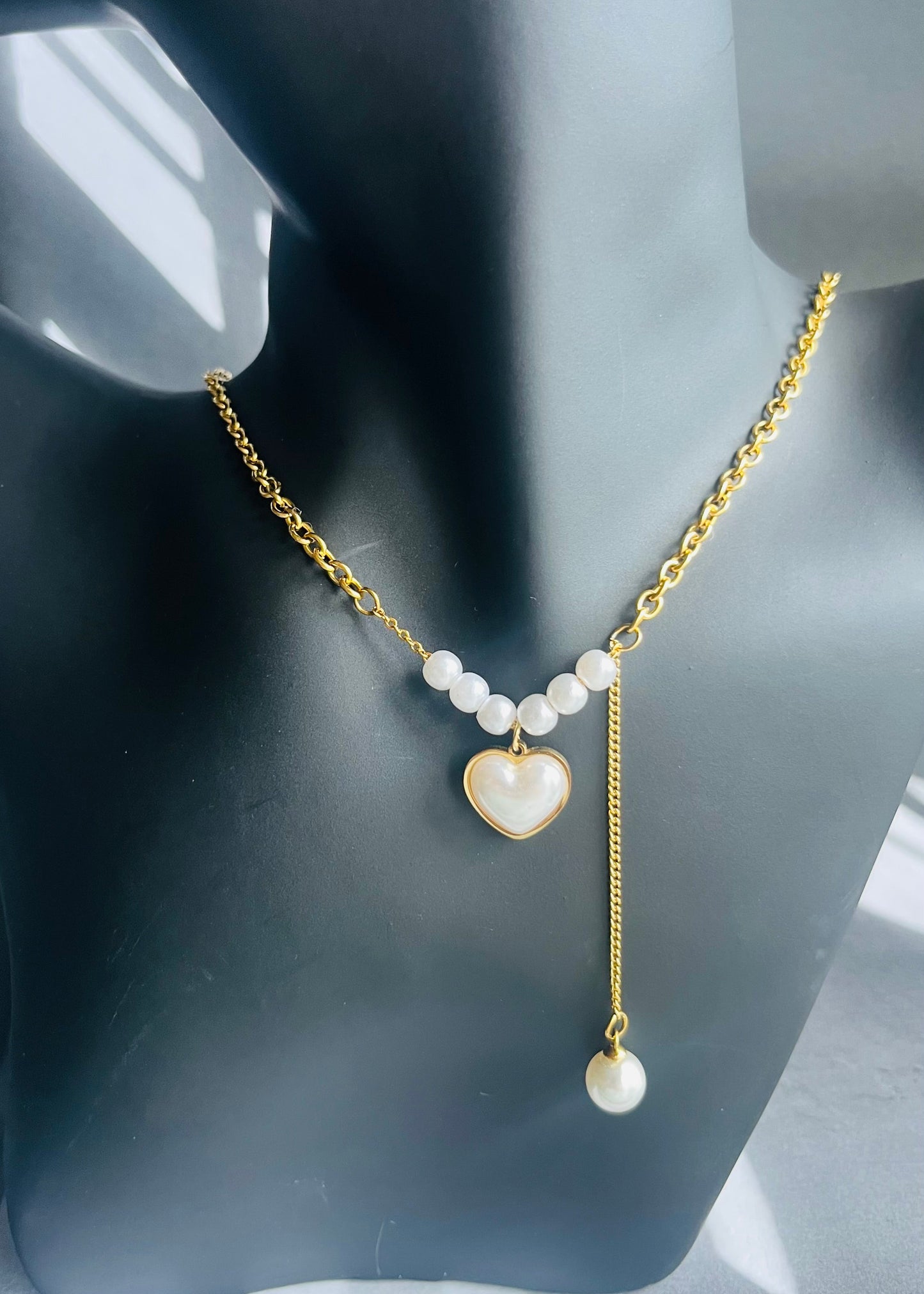 Stainless steel ketting met hanger  en pareltjes. RVS ketting in goud , tijdloos en trendy sieraad