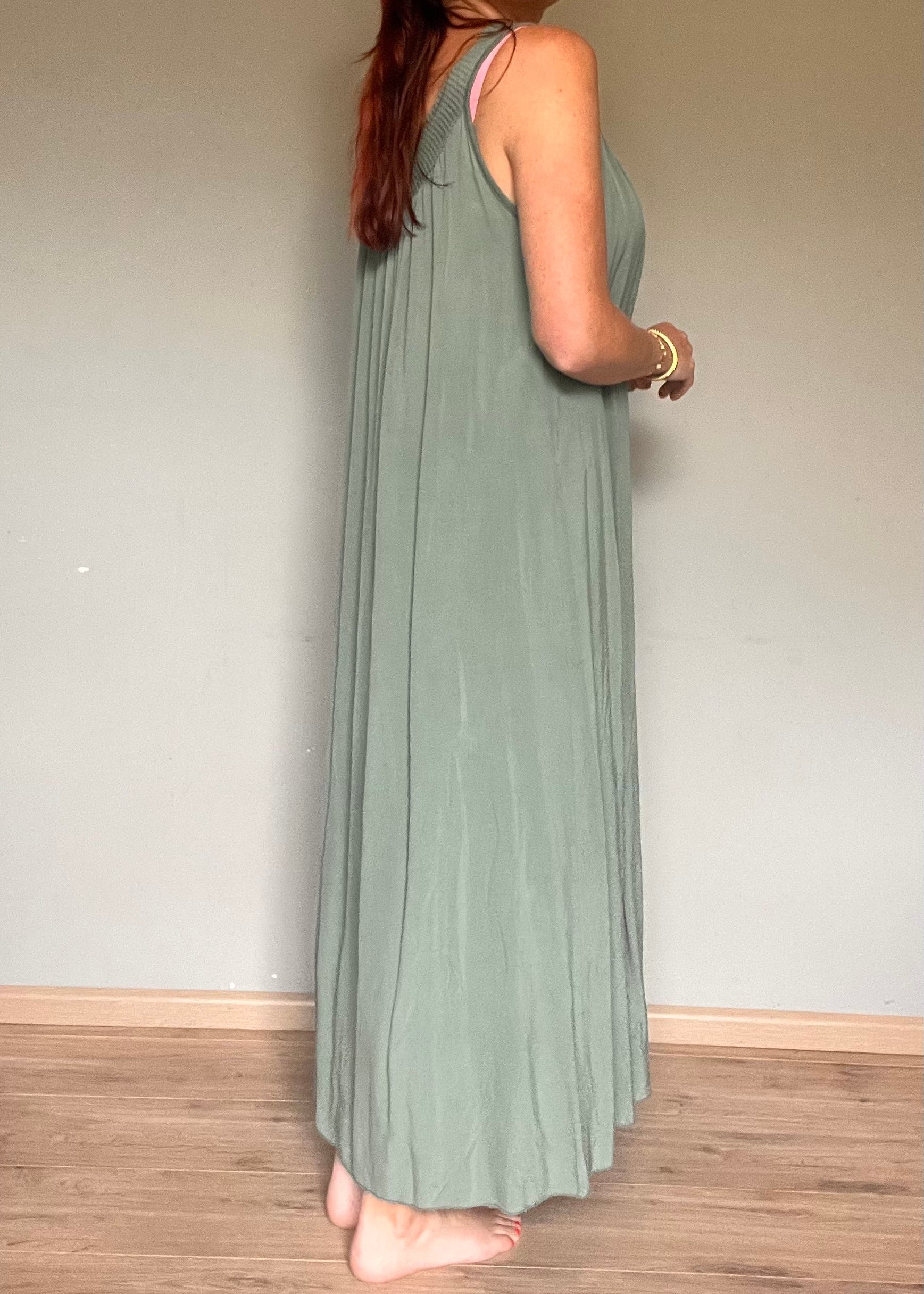 Luchtige viscose damesjurk met soepelvallende pasvorm en afgewerkt decolleté in zwart, roze, taupe en kaki van Piek Fashion