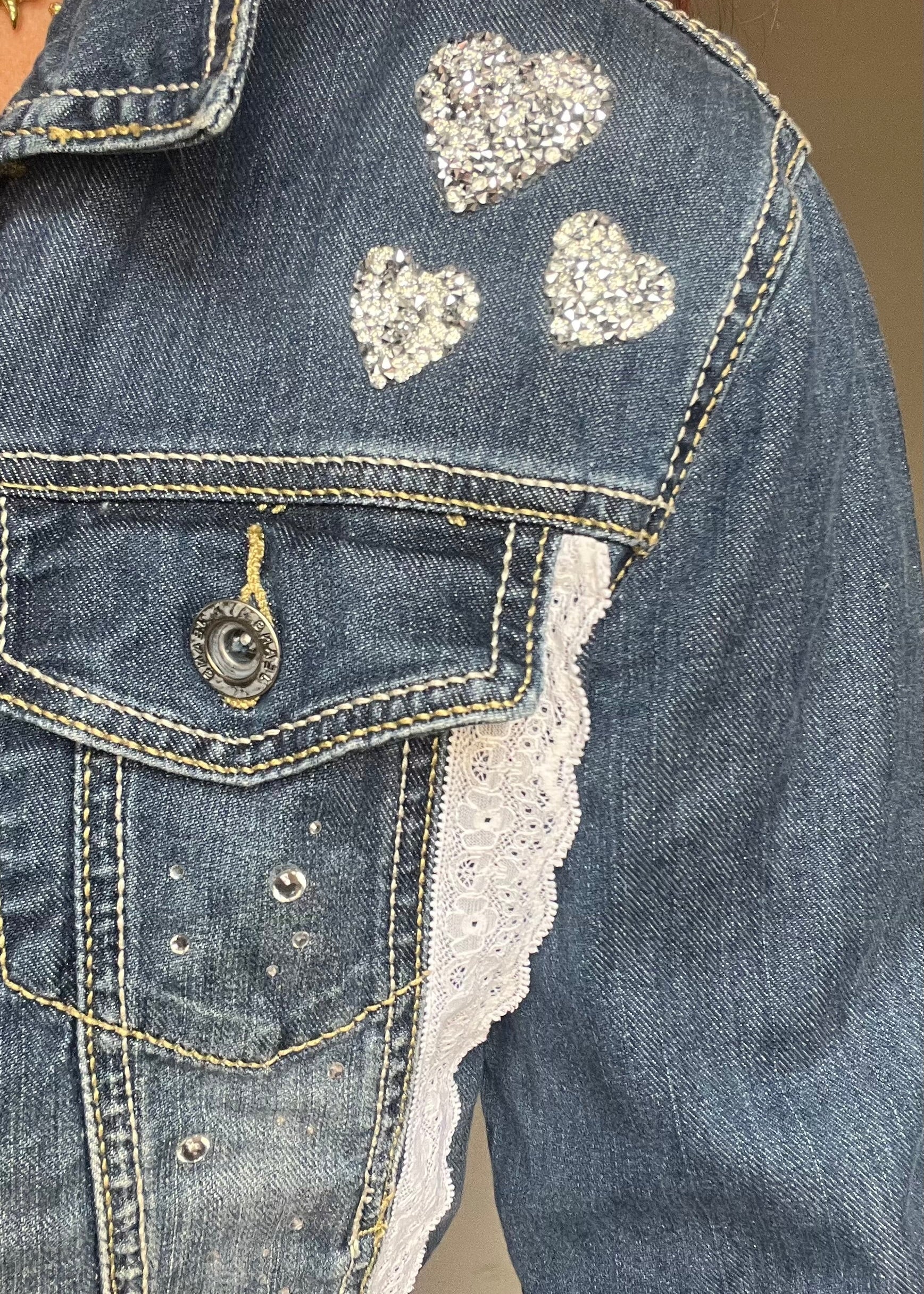 Uniek gepimpt vintage spijkerjasje van Piek Fashion, geüpcycled met creatieve details. Eén exemplaar beschikbaar.
