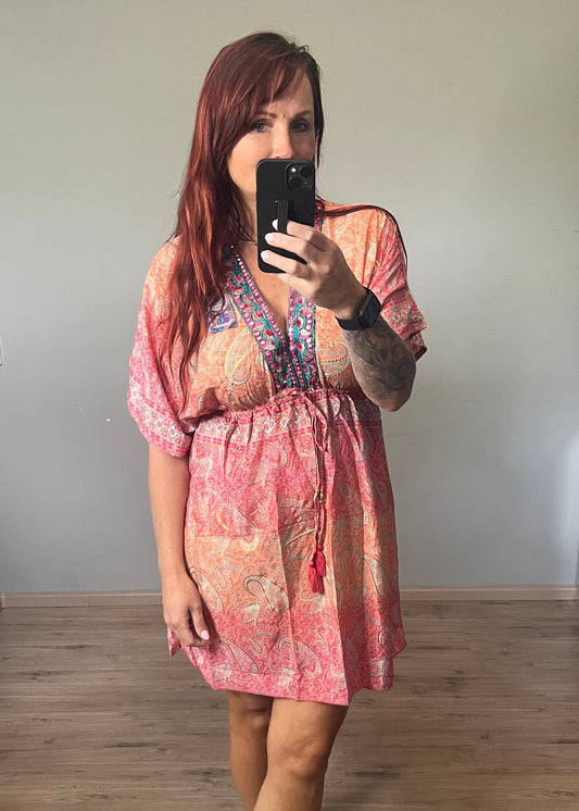 Kleurrijk kort Ibiza damesjurkje van zijde en viscose – zomers, luchtig en stijlvol met speelse print.