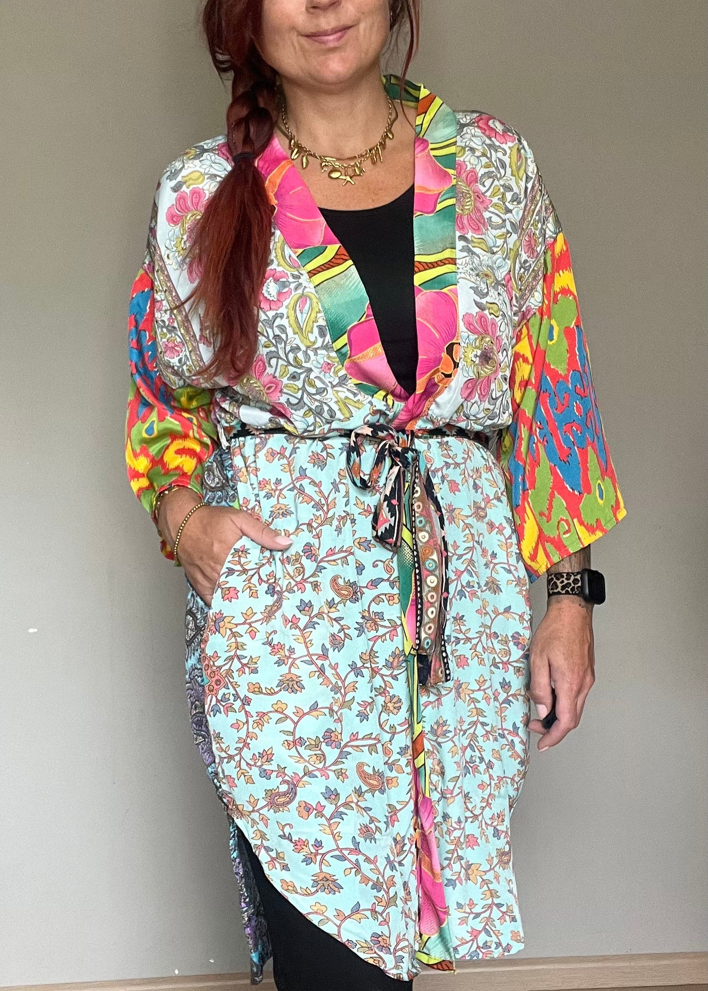 Unieke zijden kimono uit India met kleurrijke print. Handgemaakt, luchtig en one of a kind.