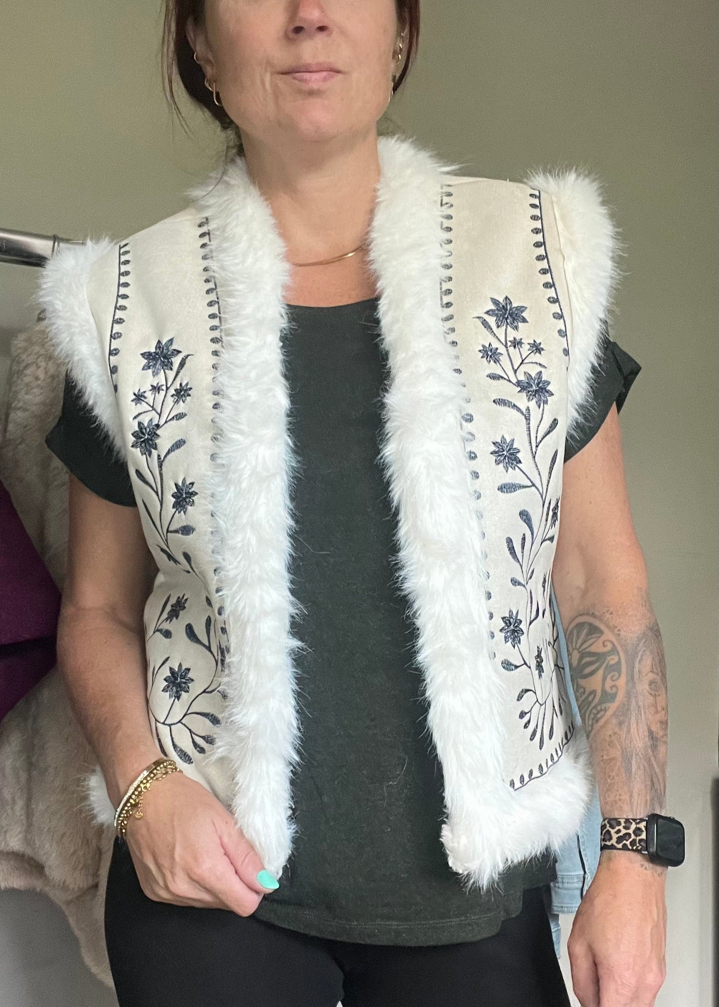 Teddy gilet van nep bont met geborduurde print in camel en sand. One size tot maat 42/44. Stoer, cozy en modieus.