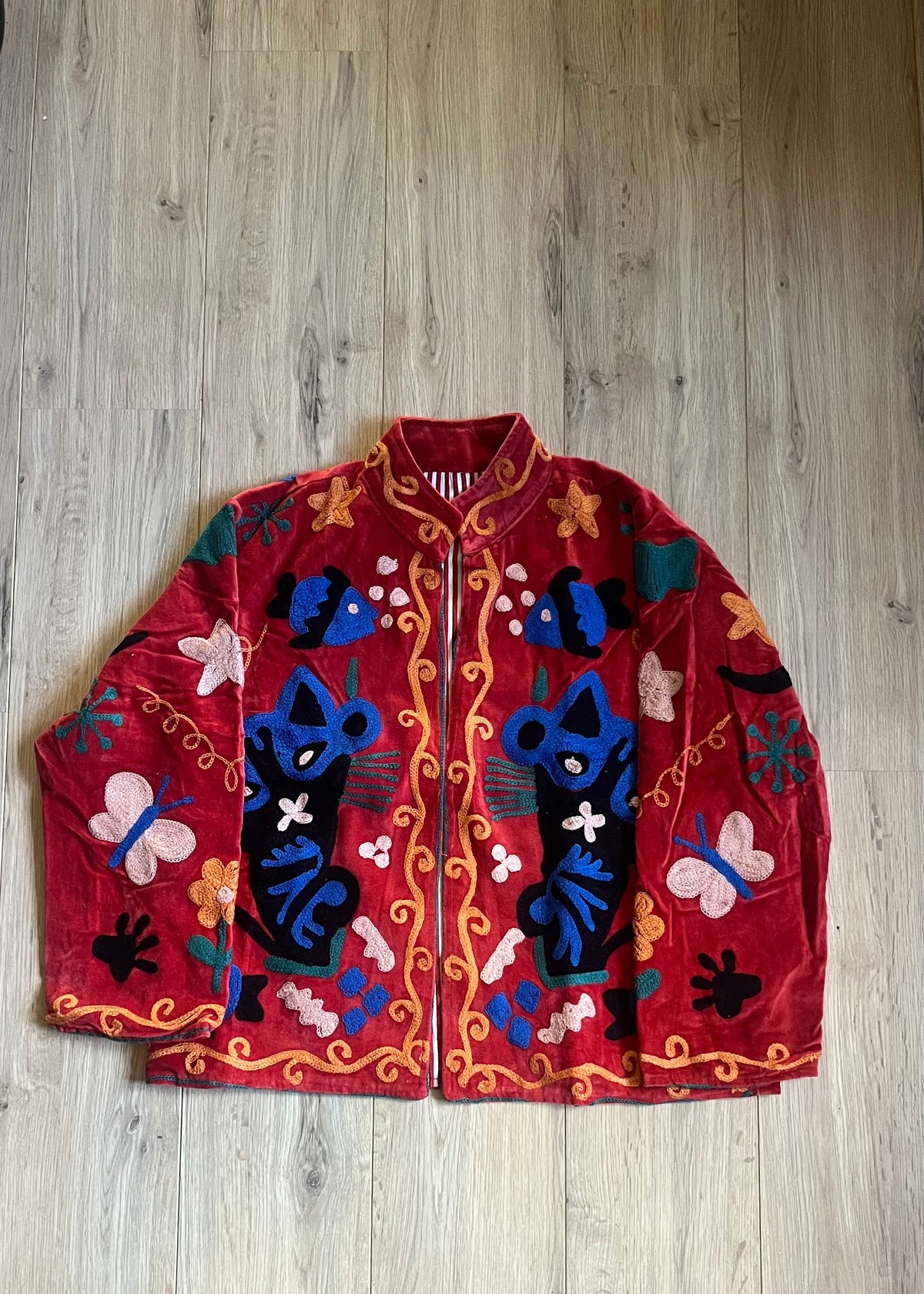 Handgemaakte velvet Suzani jacket uit India met kleurrijk borduurwerk in een mooie rode kleur met kattenprint