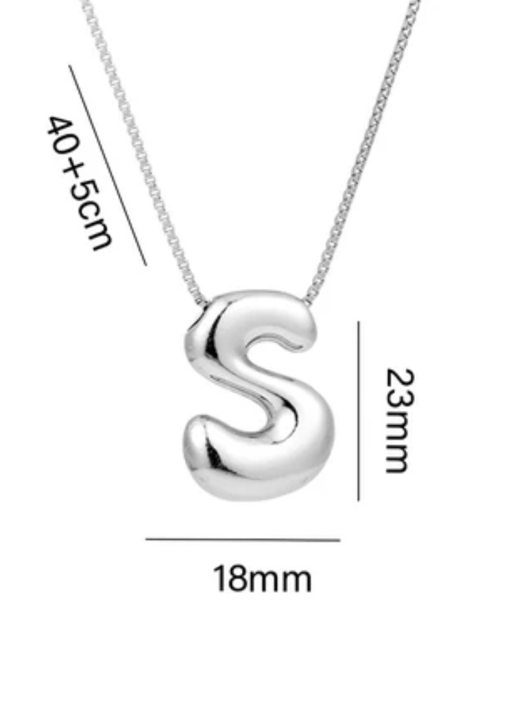 Stainless steel ketting met letter initialen hanger in bubble vorm in goud of zilver van Piek Fashion