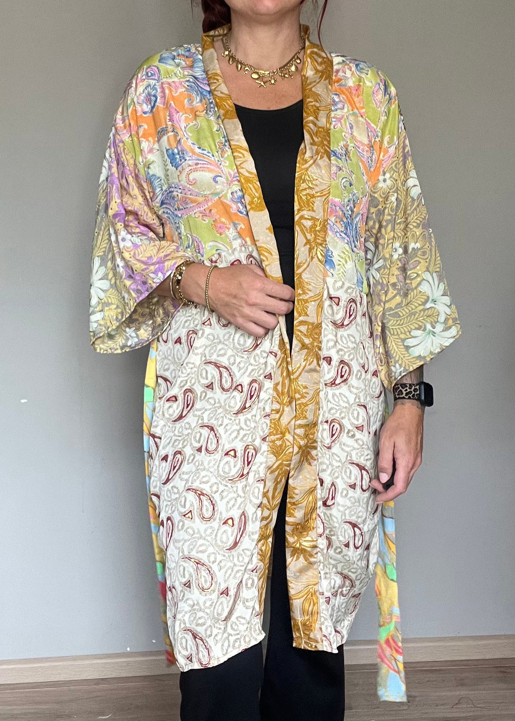 Unieke zijden kimono uit India met kleurrijke print. Handgemaakt, luchtig en one of a kind.