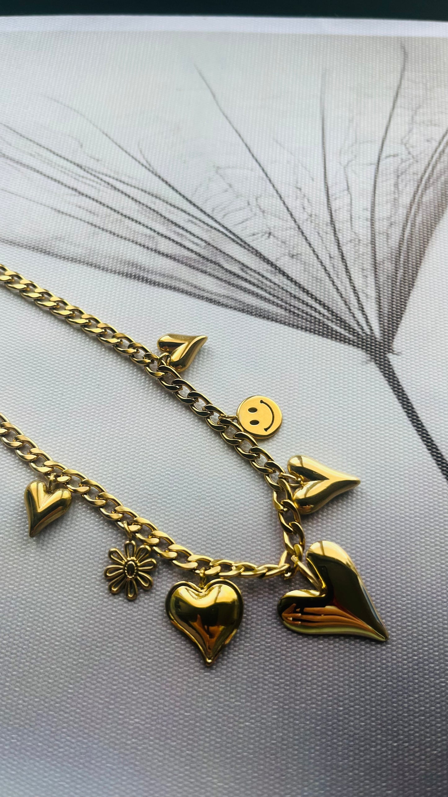 Stainless steel bedelkettingen in goud en zilver. Duurzaam, waterproof en trendy. Elke ketting heeft eigen bedels, mix en match jouw favorieten.