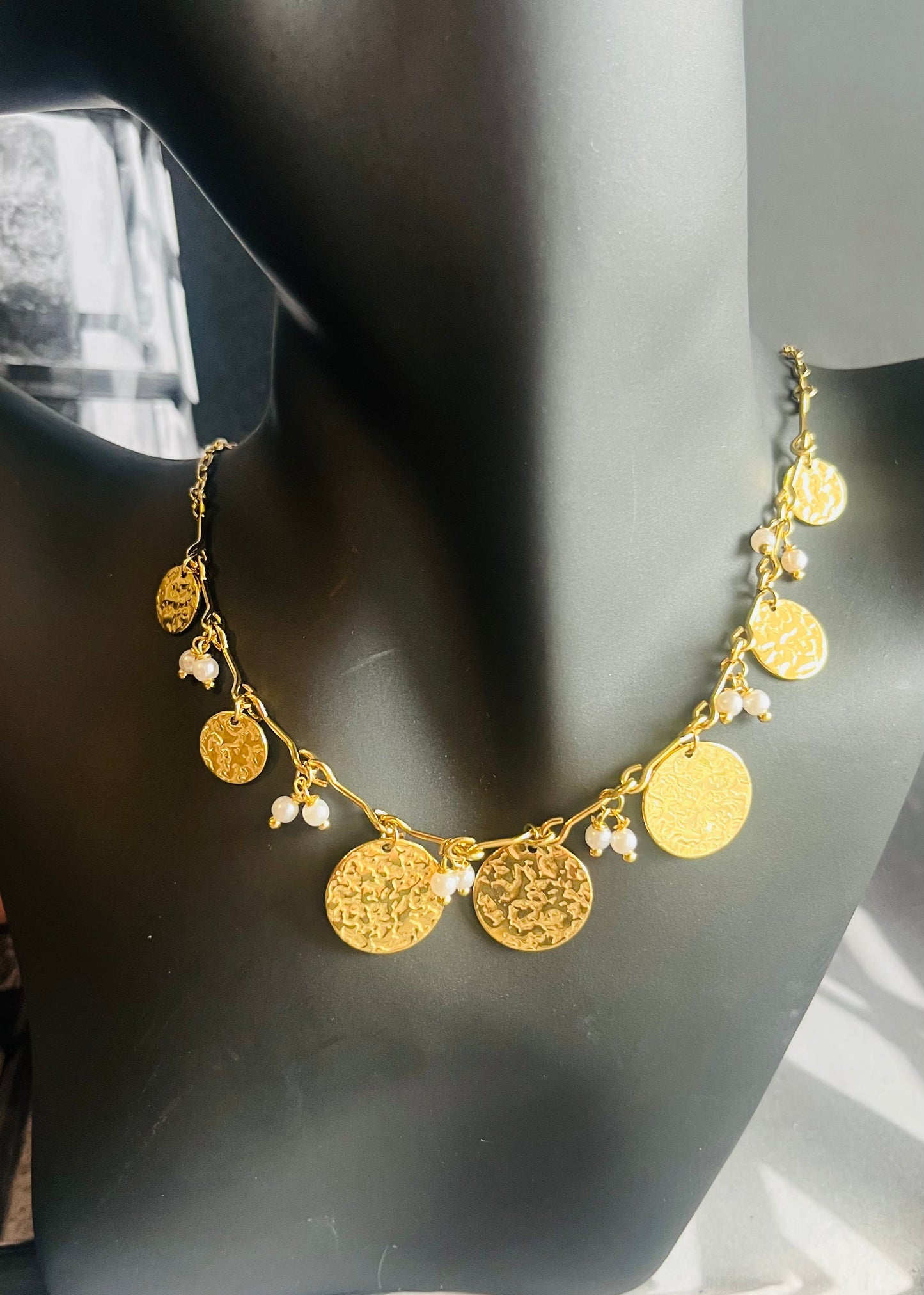 Stainless steel damesketting met hippe bedels. Verkleurt niet, waterproof en trendy voor elke outfit.