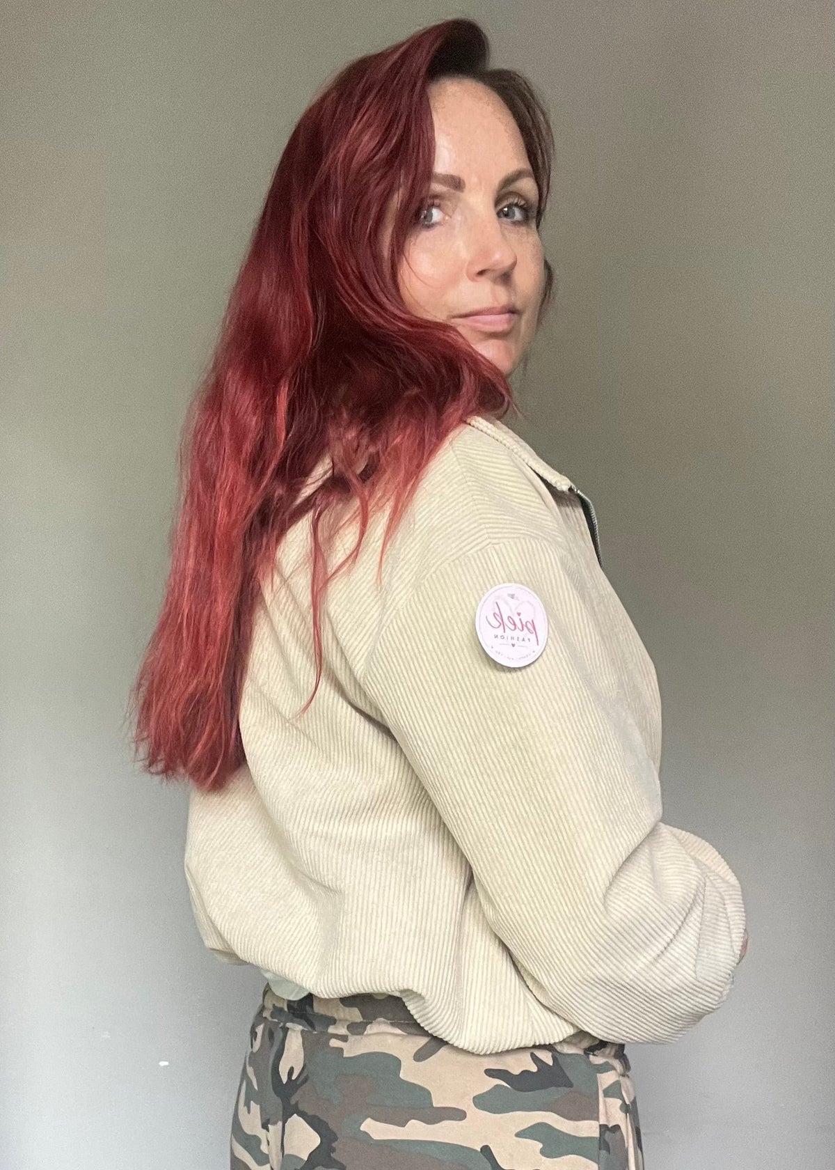 Beige trendy damesjasje van corduroy met rits en zakken