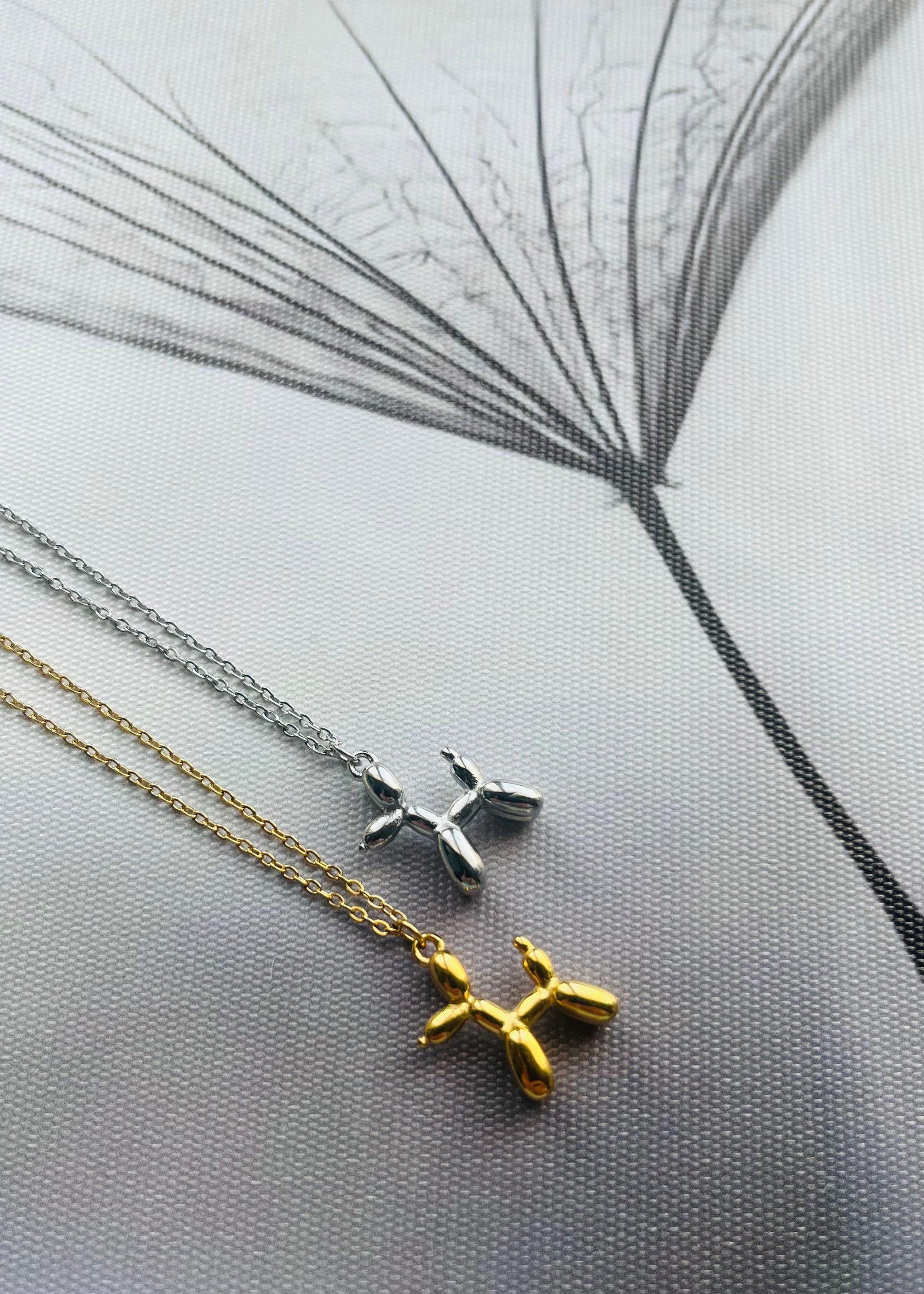 Stainless steel ketting met speelse balloon dog hanger in goud of zilver. Trendy en duurzaam sieraad.