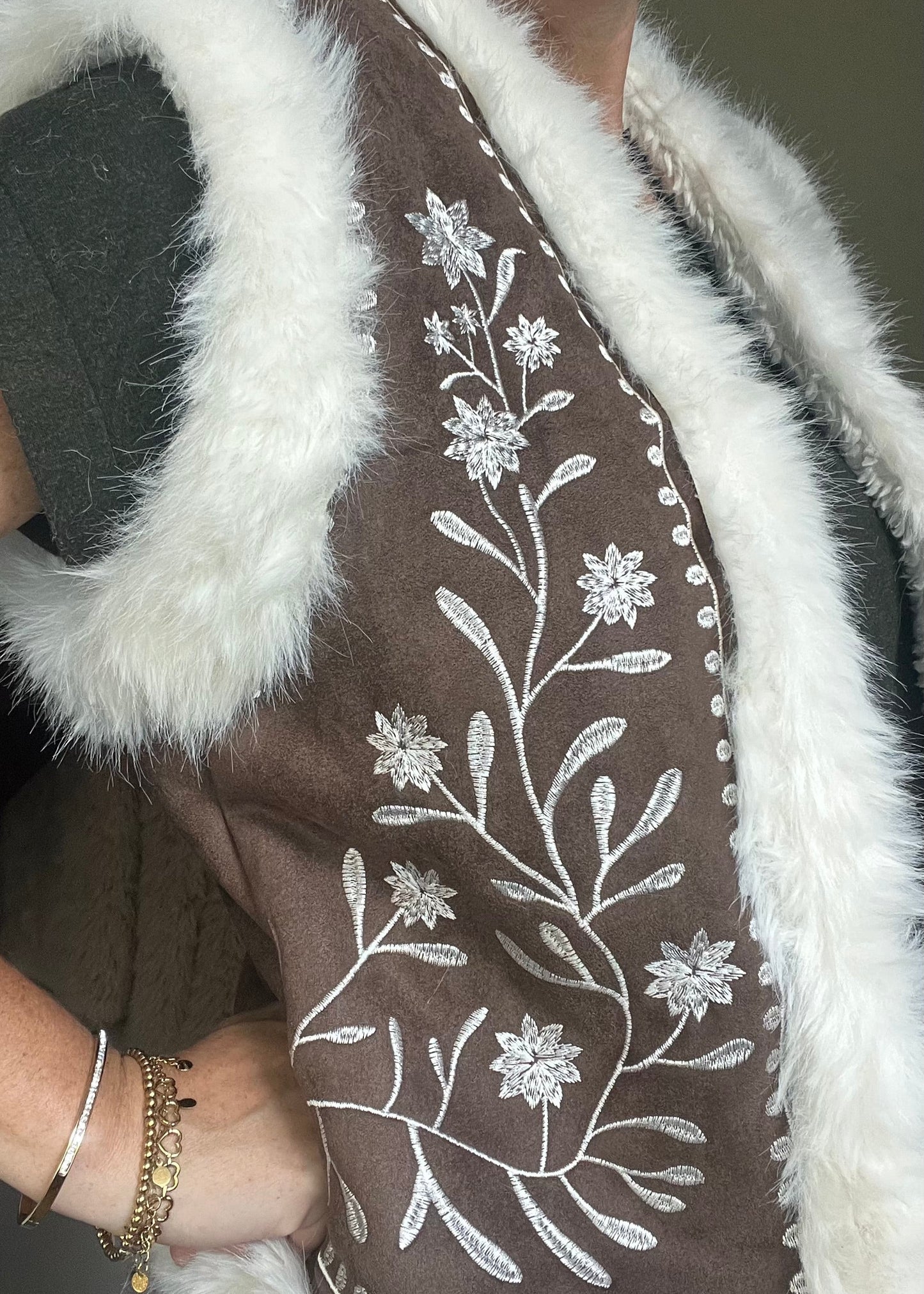 Teddy gilet van nep bont met geborduurde print in camel en sand. One size tot maat 42/44. Stoer, cozy en modieus.