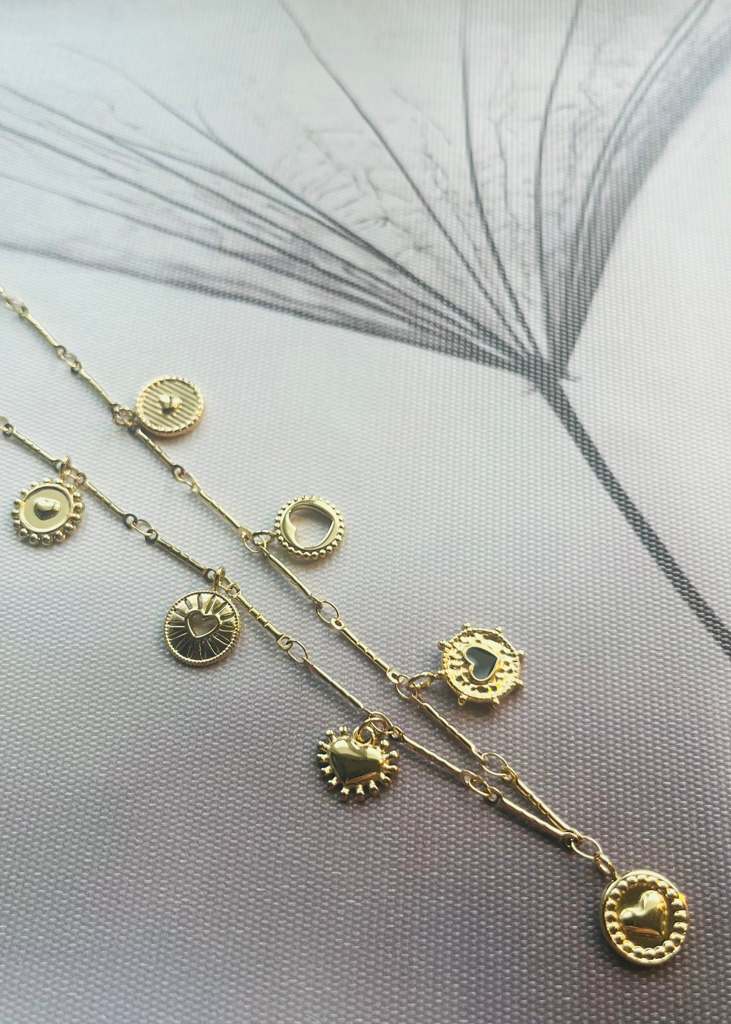 Stainless steel damesketting met hippe bedels. Verkleurt niet, waterproof en trendy voor elke outfit.