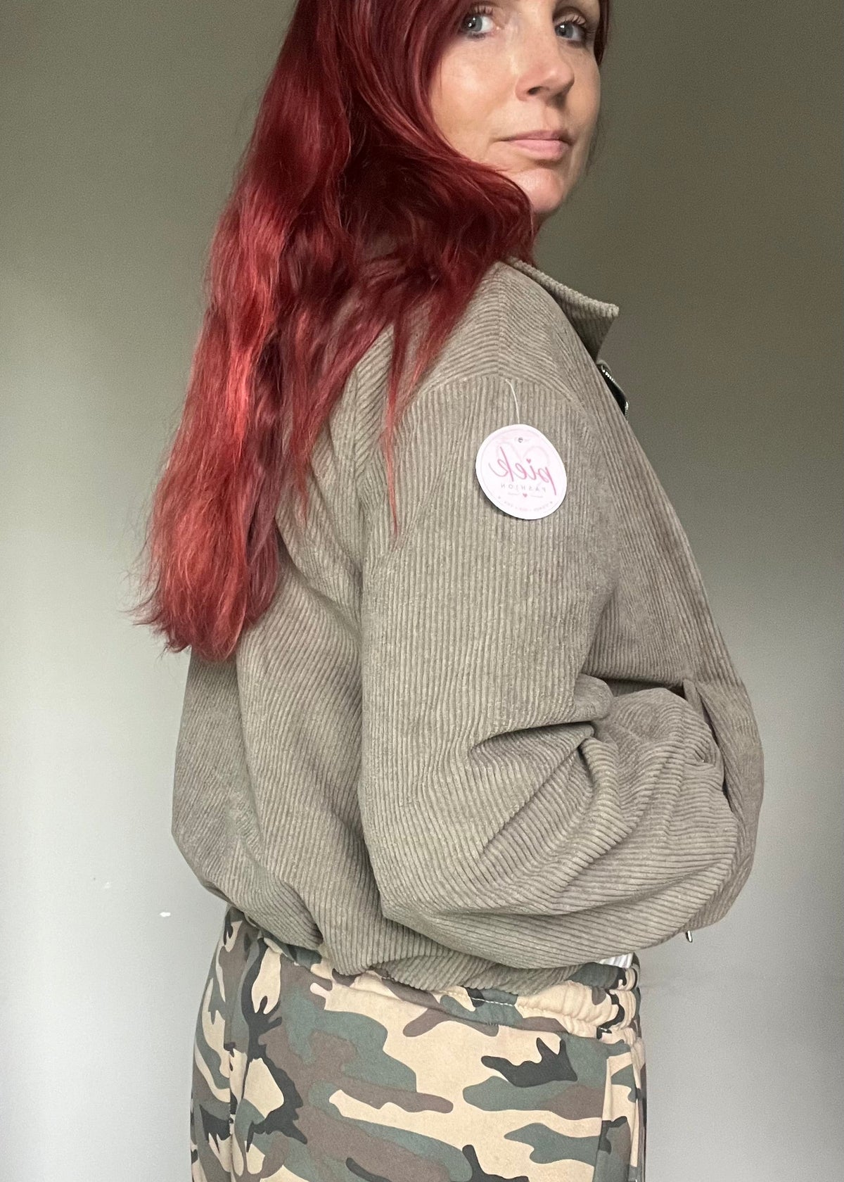 Taupe trendy damesjasje van corduroy met rits en zakken