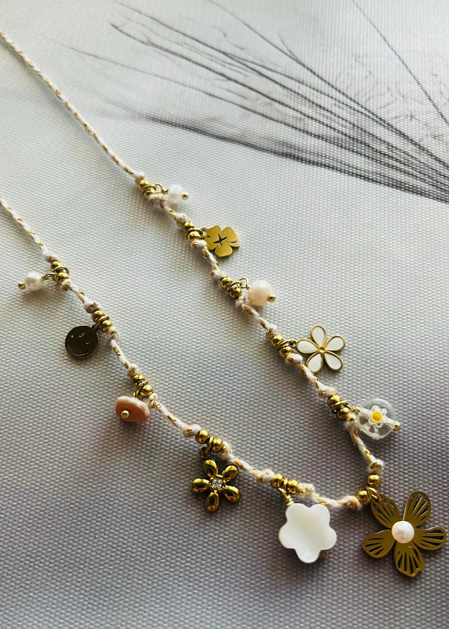 Stainless steel damesketting met hippe bedels. Verkleurt niet, waterproof en trendy voor elke outfit.