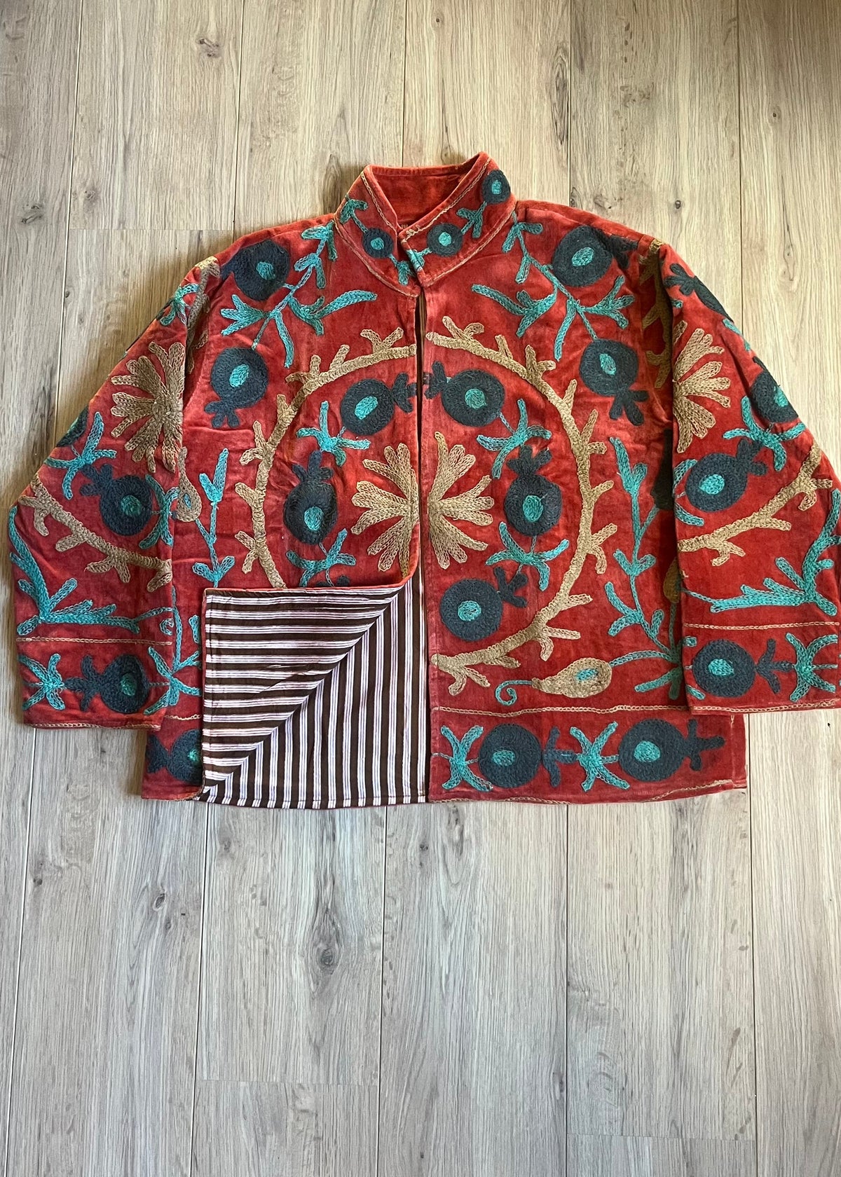 Handgemaakte velvet Suzani jacket uit India met kleurrijk klassiek borduurwerk in een mooie koper terracotta kleur