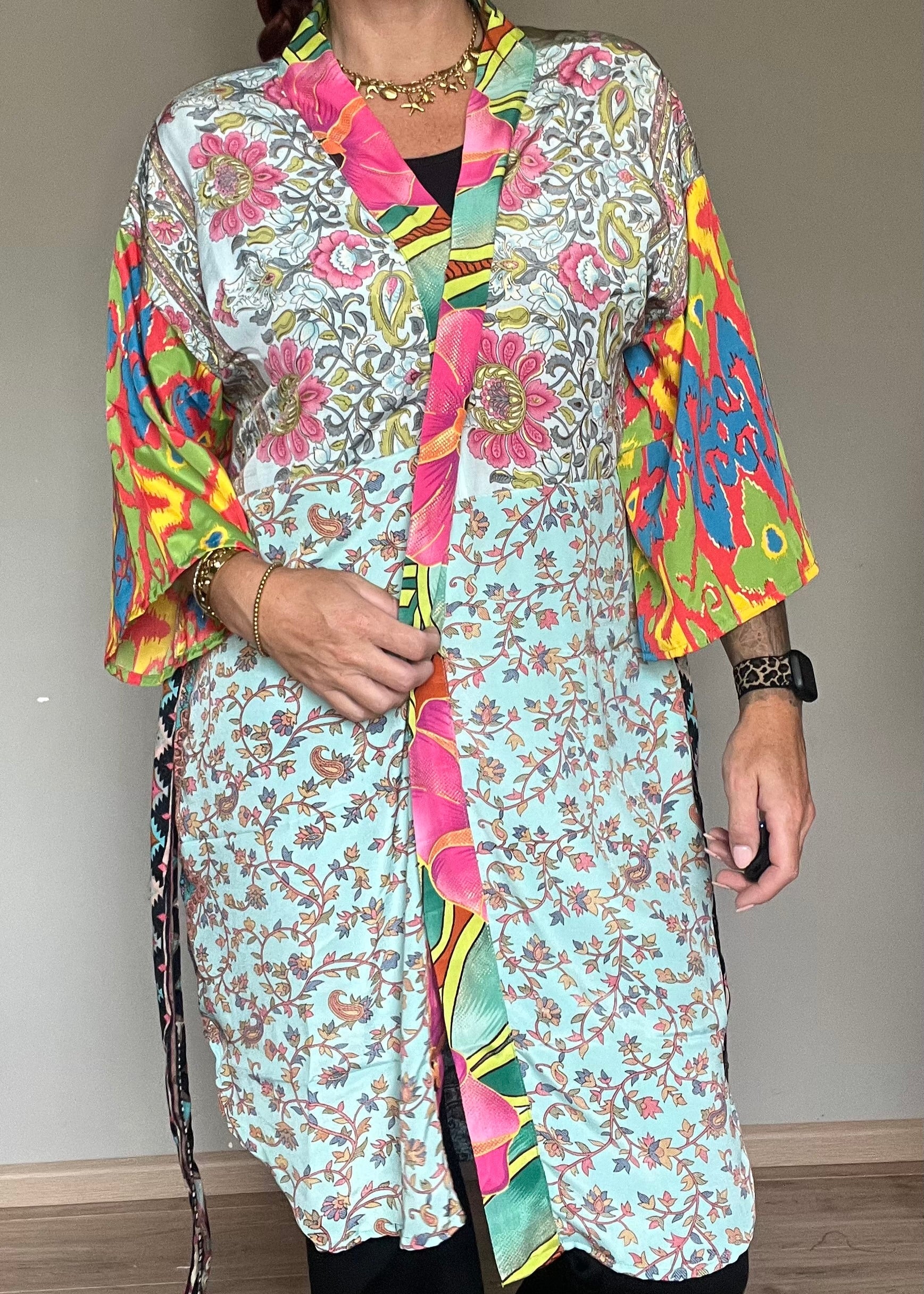 Unieke zijden kimono uit India met kleurrijke print. Handgemaakt, luchtig en one of a kind.
