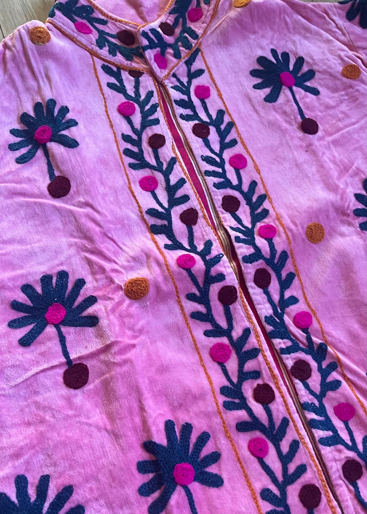 Handgemaakte velvet Suzani jacket uit India met kleurrijk borduurwerk in lichtblauw met gave print