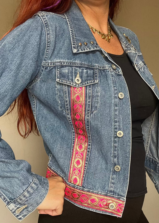 Uniek gepimpt vintage spijkerjasje van Piek Fashion, geüpcycled met creatieve details. Eén exemplaar beschikbaar.