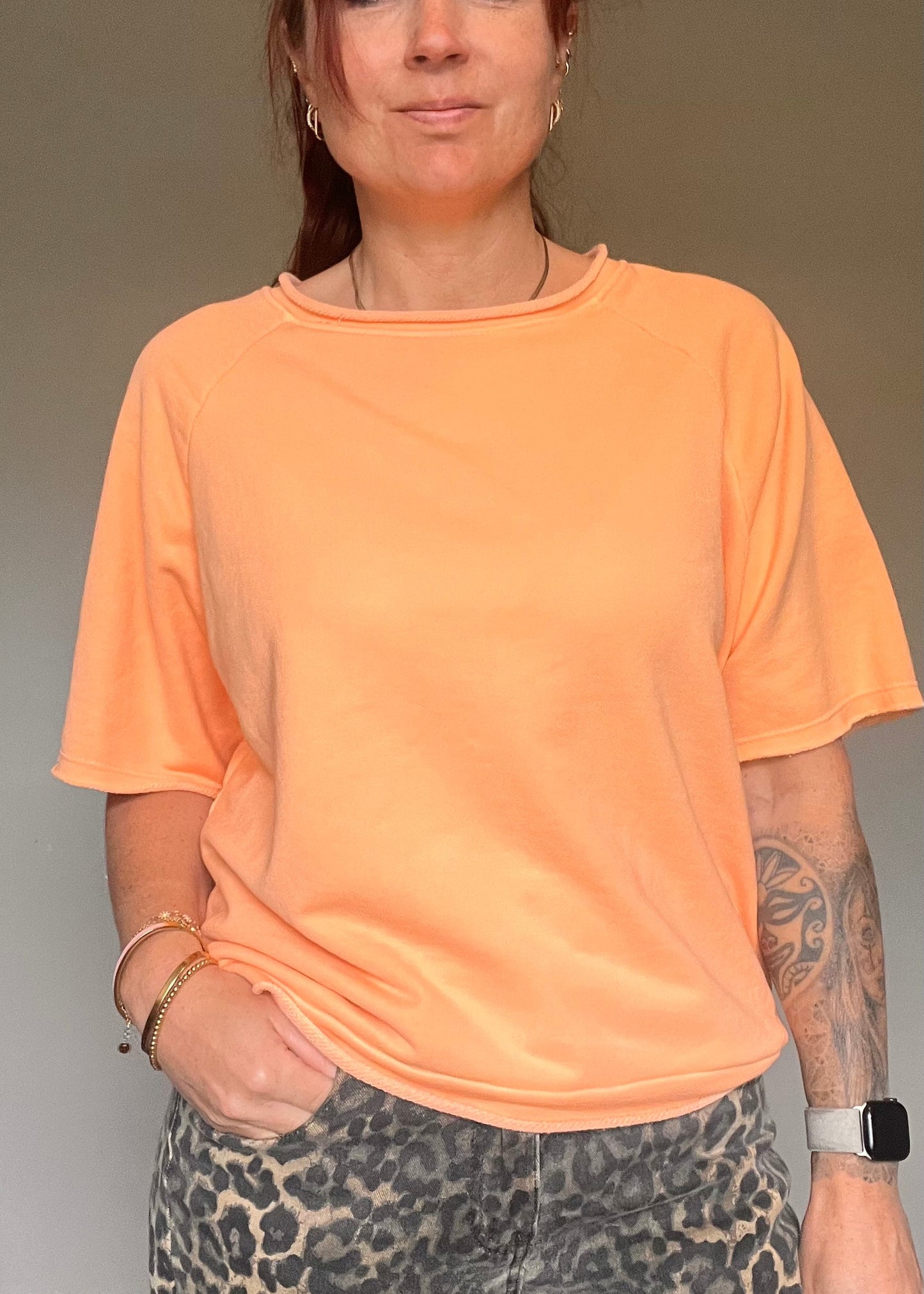 Oversized pastel shirt-trui voor dames van 100% katoen met korte mouwen in roze, geel, oranje en blauw van Piek Fashion