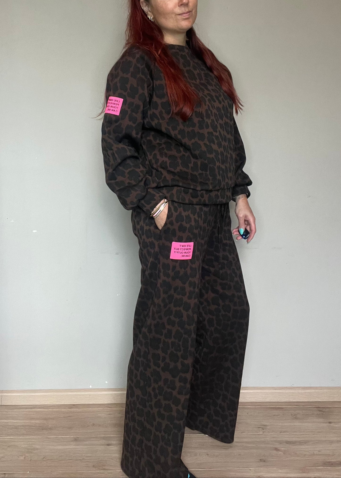 Dames panterprint comfyset met wijde broek en sweater in beige of choco van Piek Fashion